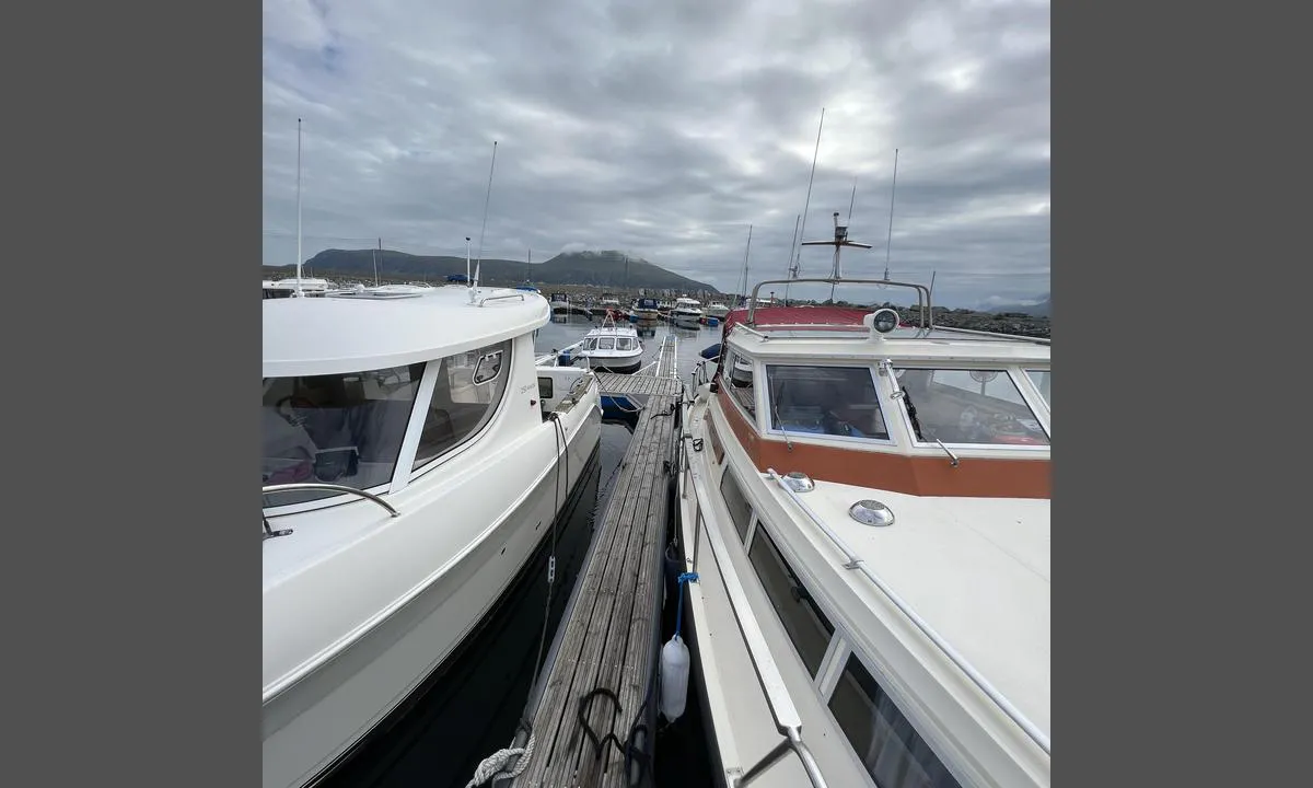 Roald Småbåtforening: {"base": "no", "no": "2 plasser midtre flytebrygge", "se": "2 platser mellersta flytbrygga", "en": "2 places middle floating dock", "da": "2 pladser midterste flydebro"}