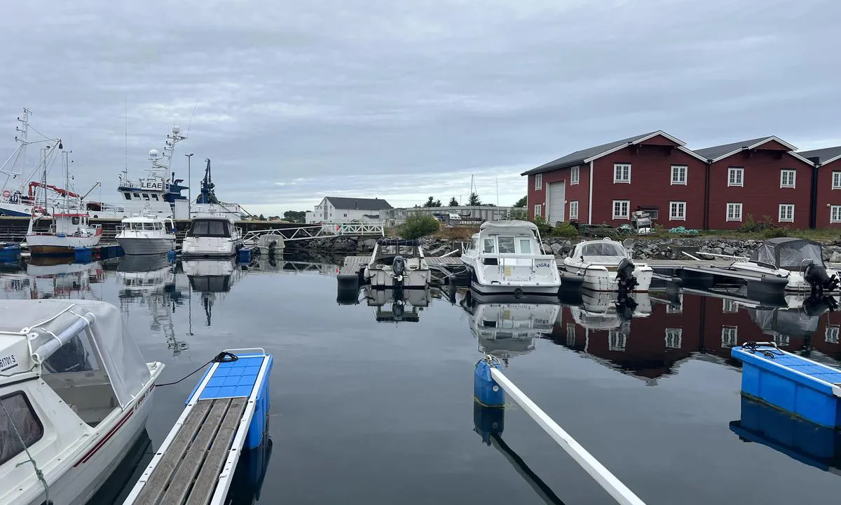 Roald Småbåtforening: {"base": "no", "no": "S\u00f8ndre flytebrygge. Helt p\u00e5 yttersiden ved enden av flytebrygga er fort\u00f8yning.", "se": "S\u00f6dra flytbryggan. Helt p\u00e5 utsidan vid \u00e4nden av flytbryggan \u00e4r f\u00f6rt\u00f6jning.", "en": "Southern floating dock. Mooring is available entirely on the outer side at the end of the floating dock.", "da": "Sydlige flydebro. Helt p\u00e5 ydersiden ved enden af flydebroen er fort\u00f8jning."}