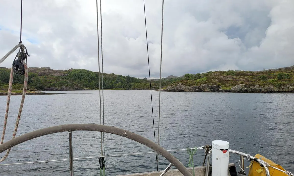 Roaldsfjorden: {"base": "no", "no": "Innerste bukt, Slettevika. Tursti forbi i sj\u00f8kanten ved skogen", "se": "Innersta bukten, Slettevika. Vandringsstig f\u00f6rbi vid sj\u00f6kanten vid skogen", "en": "Innermost bay, Slettevika. Hiking trail along the shoreline by the forest", "da": "Inderste bugt, Slettevika. Vandresti forbi ved kysten i skovkanten"}
