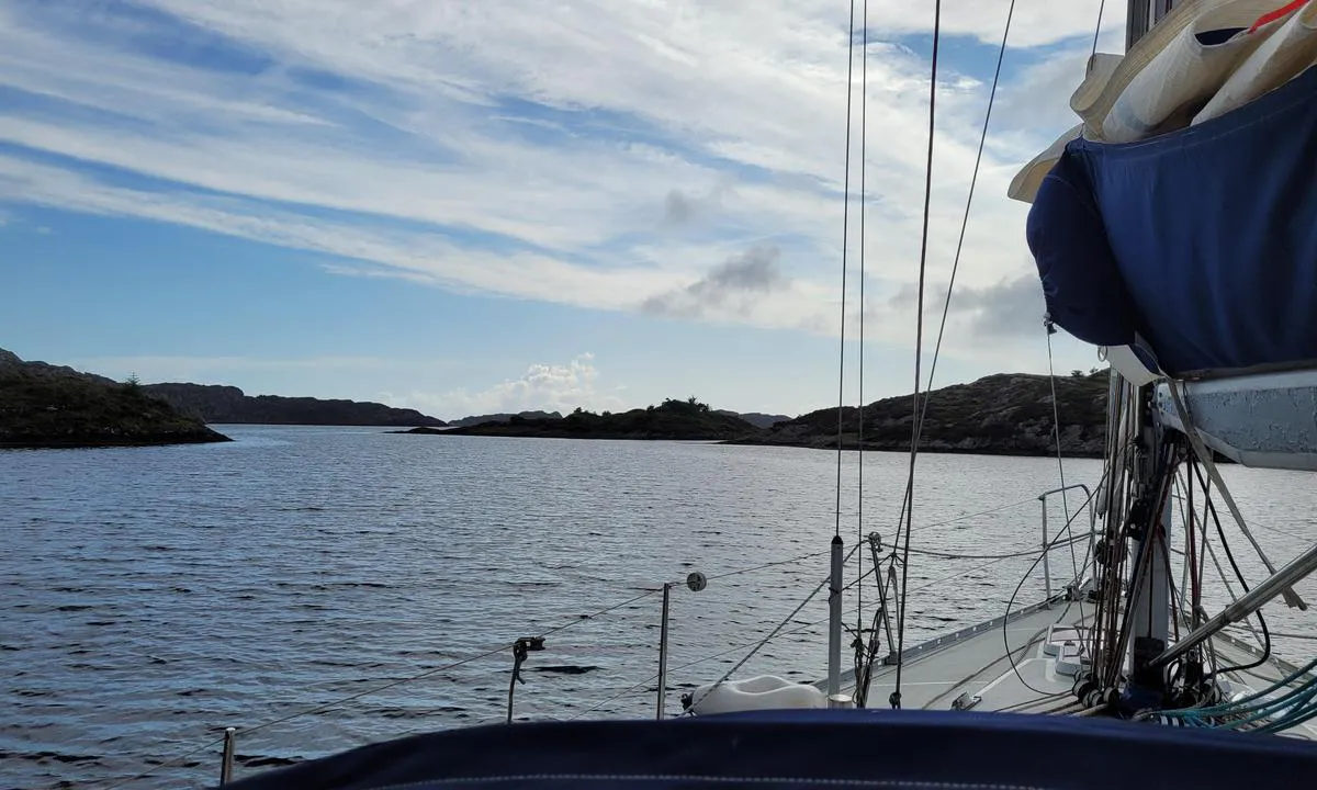 Roaldsfjorden: {"base": "no", "no": "Innseiling til den nest innerste bukten (9m dybde).", "se": "Infarten till den n\u00e4st innersta bukten (9m djup).", "en": "Approach to the second innermost bay (9m depth).", "da": "Indsejling til den n\u00e6st inderste bugt (9m dybde)."}