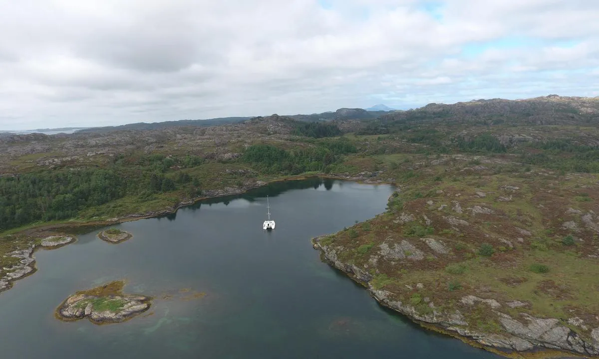 Roaldsfjorden: {"base": "en", "no": "Ser nord\u00f8st til enden. Perfekt idyllisk sted. God ankringsplass.", "se": "Ser nordost till slutet. Perfekt idyllisk plats. Bra ankringsm\u00f6jligheter.", "en": "Looking north east to the end. Perfect idyllic place.  Good anchoring.", "da": "Kigger nord\u00f8st til enden. Perfekt idyllisk sted. God ankring."}
