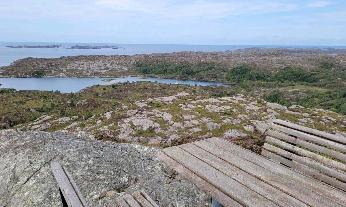 Roaldsfjorden: {"base": "no", "no": "F\u00f8lg sti mot Eide, s\u00e5 mot Nipane, bl\u00e5 pinner. Evt rundtur via L\u00f8vegapet og gangvei.", "se": "F\u00f6lj stigen mot Eide, sedan mot Nipane, bl\u00e5 pinnar. Eventuellt rundtur via L\u00f8vegapet och g\u00e5ngv\u00e4g.", "en": "Follow the path towards Eide, then towards Nipane, marked with blue stakes. Optionally, a round trip via L\u00f8vegapet and the walkway.", "da": "F\u00f8lg sti mod Eide, s\u00e5 mod Nipane, bl\u00e5 pinde. Evt. rundtur via L\u00f8vegapet og gangbro."}