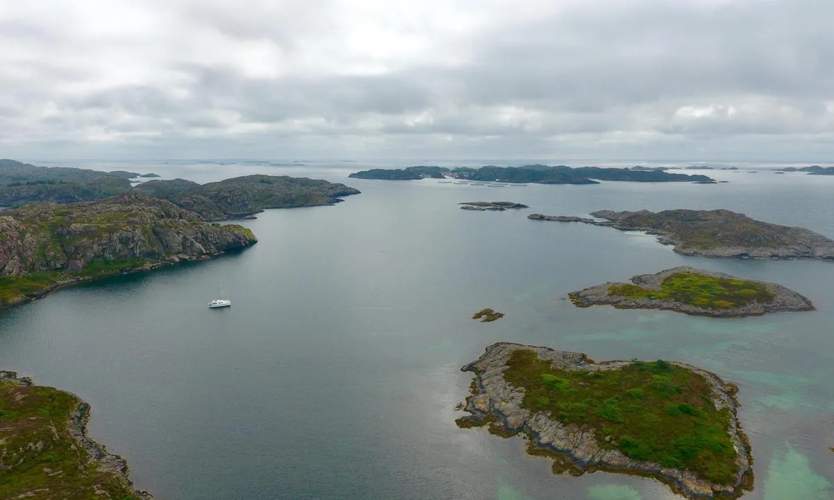 Roaldsfjorden: {"base": "en", "no": "Ser mot Espev\u00e6r", "se": "Utsikt mot Espev\u00e6r", "en": "Looking to Espevaer", "da": "Kigger mod Espevaer"}