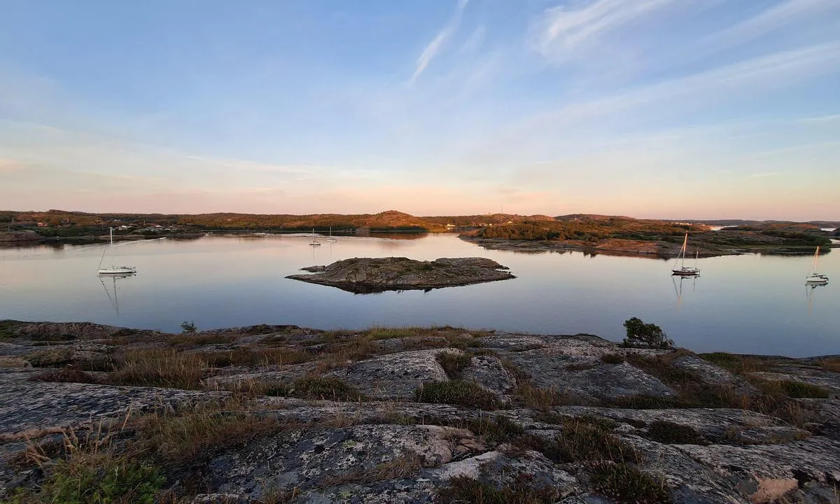 Rödhammarfjorden - Veddö - Fiskholmen: {"base": "no", "no": "Oversikt over bukta. God plass til flere b\u00e5ter. Deler av bukta er veldig grunn.", "se": "\u00d6versikt \u00f6ver bukten. Gott om plats f\u00f6r flera b\u00e5tar. Delar av bukten \u00e4r mycket grund.", "en": "Overview of the bay. Plenty of space for several boats. Parts of the bay are very shallow.", "da": "Oversigt over bugten. God plads til flere b\u00e5de. Dele af bugten er meget lavvandet."}