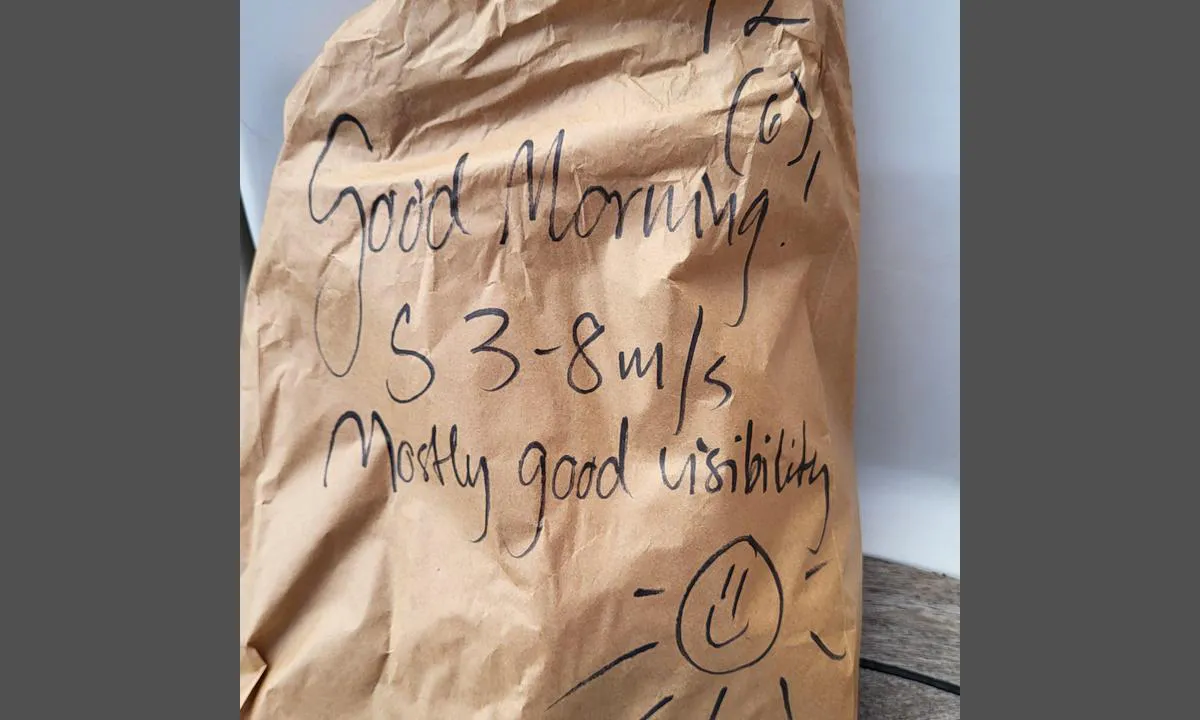 Rödhamn: {"base": "en", "no": "ferske rundstykker og v\u00e6rmeldingen :-)", "se": "f\u00e4rska frallor och v\u00e4derprognosen :-)", "en": "fresh bread rolls and the weather forecast :-)", "da": "friske rundstykker og vejrudsigten :-)"}