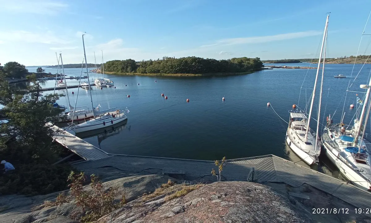 Rödhamn: {"base": "en", "no": "Venstre side er det en liten kaf\u00e9. Mulig \u00e5 ankre foran brygga.", "se": "P\u00e5 v\u00e4nster sida finns ett litet kaf\u00e9. M\u00f6jligt att ankra framf\u00f6r bryggan.", "en": "Left side there is small cafe shop. Possible to anchor front of the pier.", "da": "P\u00e5 venstre side er der en lille caf\u00e9. Det er muligt at ankre foran molen."}