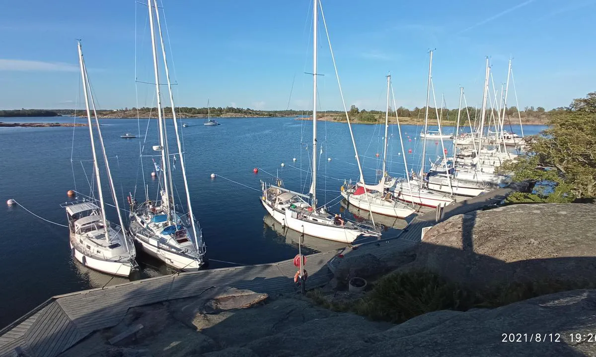 Rödhamn: {"base": "en", "no": "Brygge, dusjer er foran p\u00e5 bryggen.", "se": "Brygga, duschar finns l\u00e4ngst fram p\u00e5 bryggan.", "en": "Pier, showers are in the front of the pier.", "da": "Mole, brusebade er foran molen."}