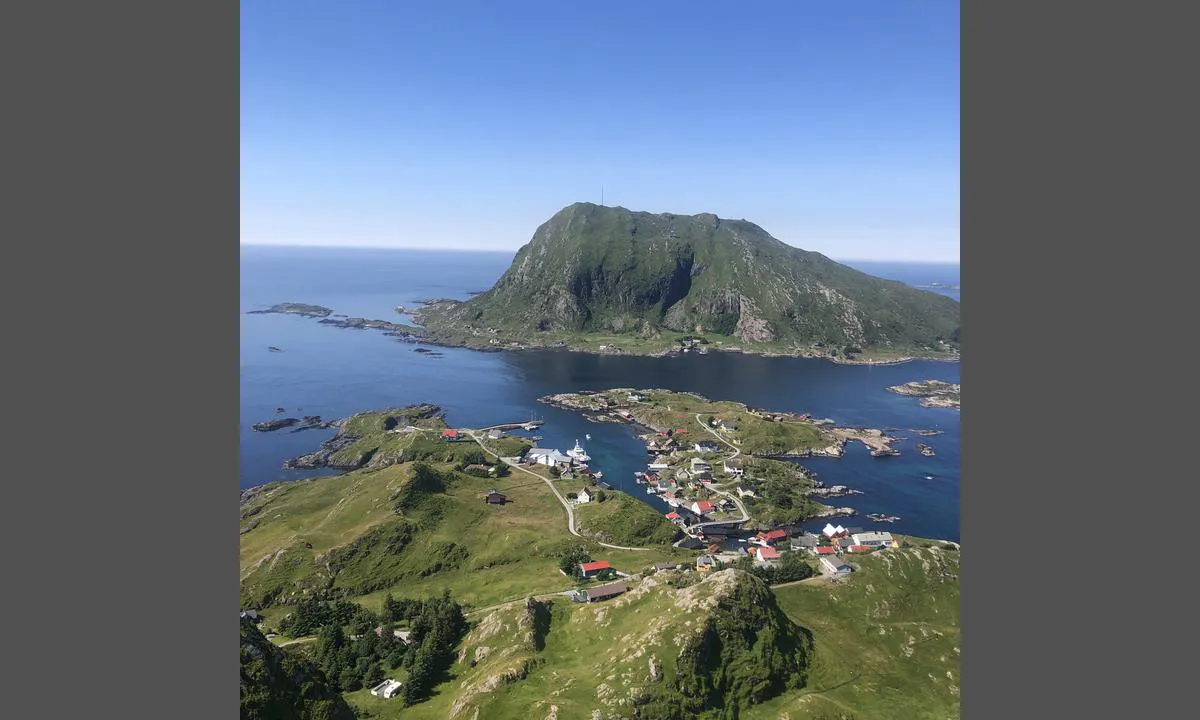 Rognaldsvåg: {"base": "no", "no": "Bildet viser den s\u00f8re havnen", "se": "Bildet visar den s\u00f6dra hamnen", "en": "The picture shows the southern harbor", "da": "Billedet viser den sydlige havn"}