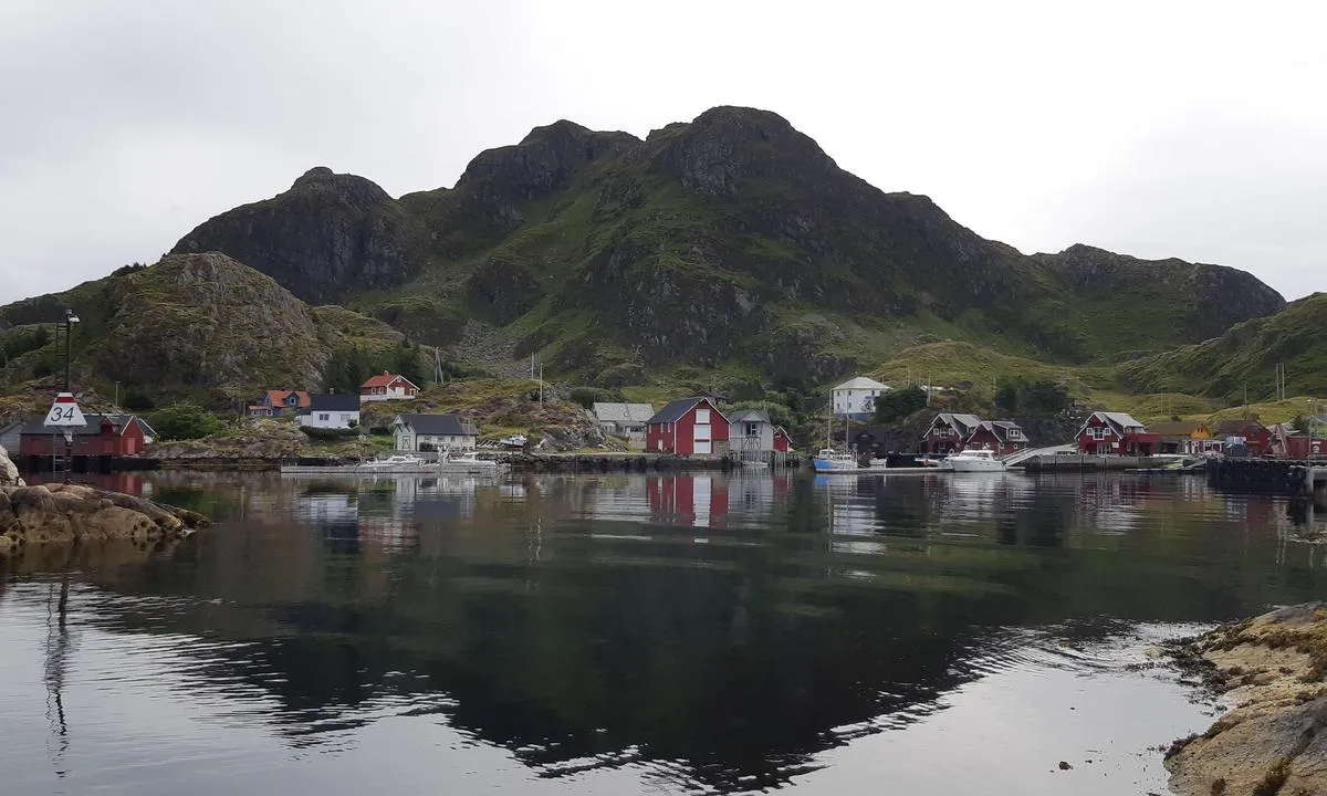 Rognaldsvåg: {"base": "no", "no": "Havna sett fra moloen.", "se": "Hamnen sedd fr\u00e5n piren.", "en": "The harbour seen from the breakwater.", "da": "Havnen set fra molen."}