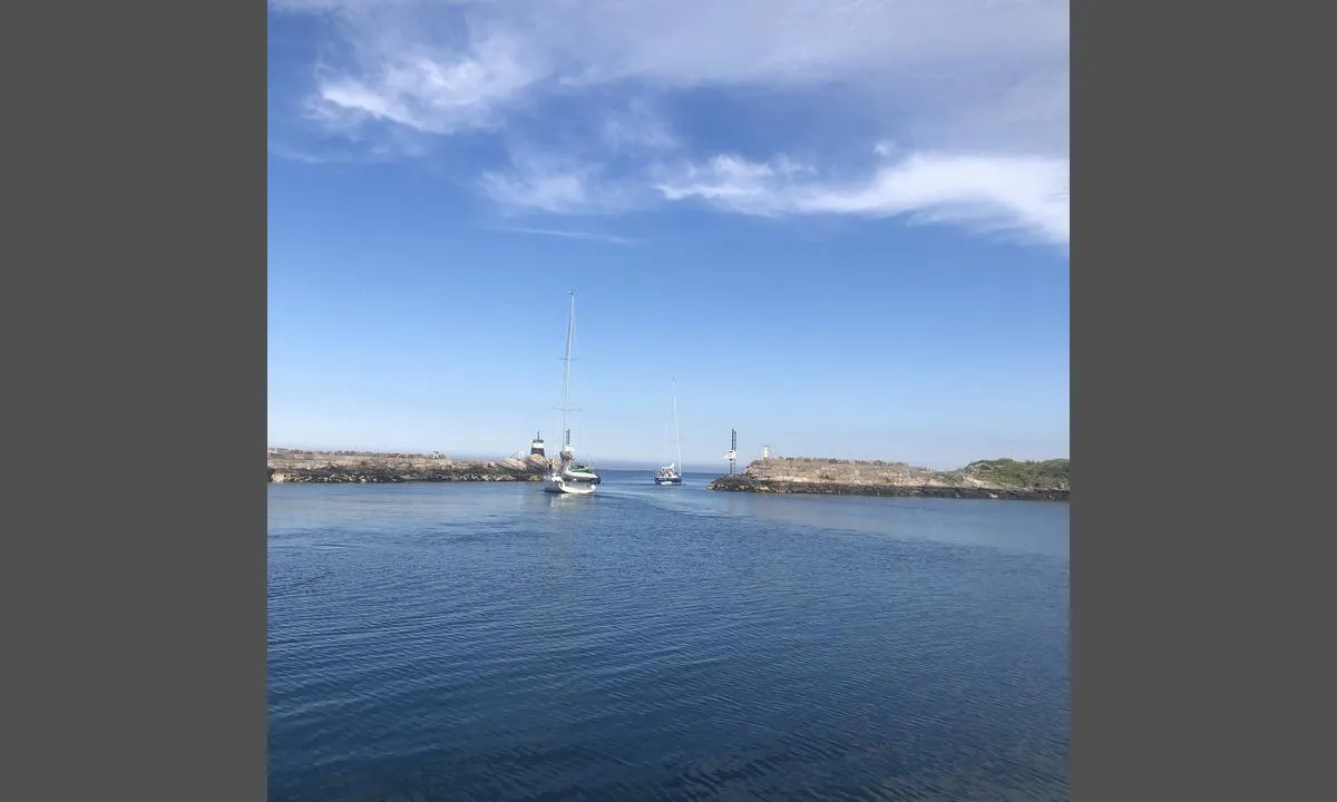 Rognaldsvåg: {"base": "no", "no": "Inn/Utseiling fra den nordre havnen", "se": "Insegling/Utskeppning fr\u00e5n den norra hamnen", "en": "In/Out sailing from the northern harbor", "da": "Ind-/udsejling fra den nordlige havn"}