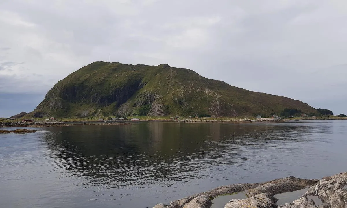Rognaldsvåg: Øya Kinn sett fra moloen.