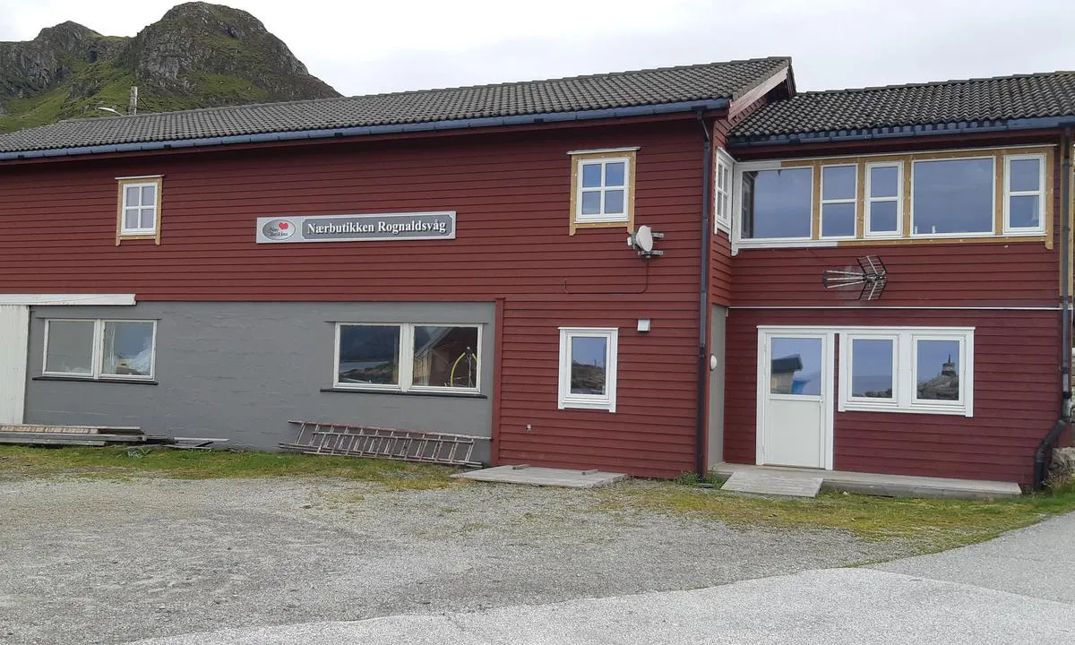 Rognaldsvåg: {"base": "no", "no": "I kjelleren p\u00e5 n\u00e6rbutikken finner du WC,dusj og vask/t\u00f8rk. Hvis det er l\u00e5st kontakt butikken eller ring tlf nr som st\u00e5r p\u00e5 d\u00f8ren.", "se": "I k\u00e4llaren p\u00e5 n\u00e4rbutiken hittar du WC, dusch och tv\u00e4tt/tork. Om det \u00e4r l\u00e5st, kontakta butiken eller ring telefonnr som st\u00e5r p\u00e5 d\u00f6rren.", "en": "In the basement of the local store, you will find a WC, shower, and laundry facilities (wash/dry). If it is locked, contact the store or call the phone number listed on the door.", "da": "I k\u00e6lderen p\u00e5 n\u00e6rbutikken finder du WC, bruser og vask/t\u00f8r. Hvis det er l\u00e5st, kontakt butikken eller ring til tlf. nr som st\u00e5r p\u00e5 d\u00f8ren."}