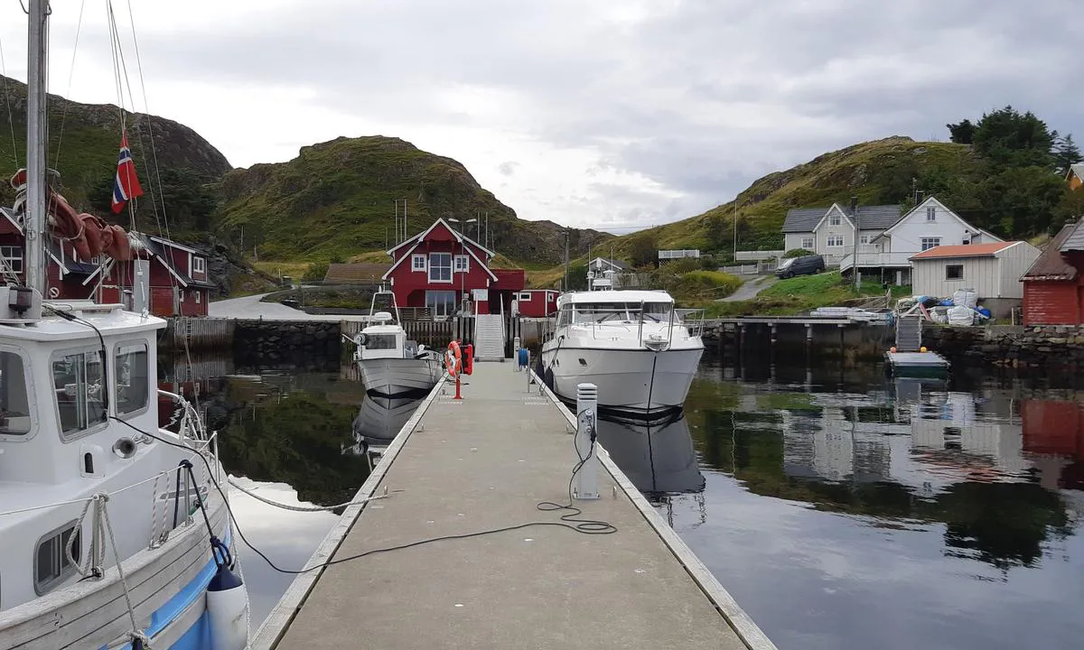 Rognaldsvåg: Gjestebrygga, bilde tatt fra ytterenden av flytebrygga.