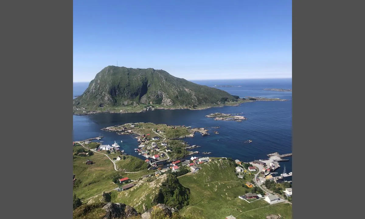 Rognaldsvåg: {"base": "no", "no": "Bildet viser den s\u00f8rlige delen av havna, og sundet (lav bro og grunt) som binder sammen havnene. Helt til h\u00f8yre i bildet er den nordlige delen med gjestebrygge, butikk og ruteb\u00e5tkai.", "se": "Bildet visar den s\u00f6dra delen av hamnen, och sundet (l\u00e5g bro och grunt) som binder samman hamnarna. Helt till h\u00f6ger i bilden \u00e4r den norra delen med g\u00e4stbrygga, butik och ruteb\u00e5tskaj.", "en": "The image shows the southern part of the harbor, and the strait (low bridge and shallow) that connects the harbors. All the way to the right in the image is the northern part with guest pier, shop, and ferry terminal.", "da": "Billedet viser den sydlige del af havnen, og sundet (lav bro og lavvandet) som forbinder havnene. Helt til h\u00f8jre i billedet er den nordlige del med g\u00e6stebro, butik og ruteb\u00e5dskaj."}
