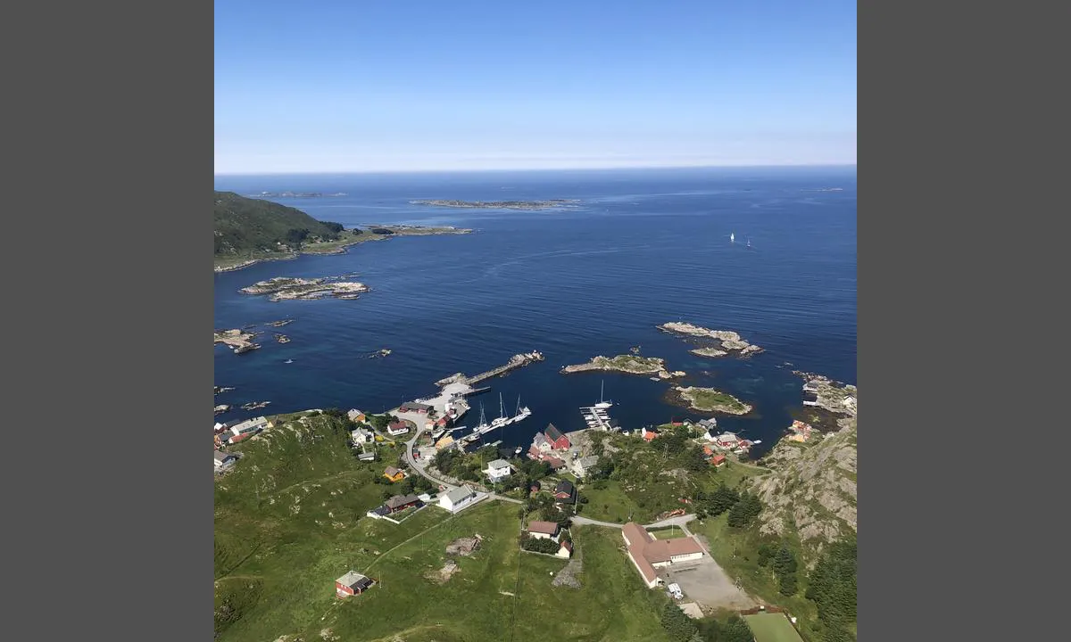 Rognaldsvåg: {"base": "no", "no": "Bildet viser den nordre del av havnen, her er det og lang betongkai (forlenget i juli21) gjestebrygge. Ogs\u00e5 andre brygger i havnen brukes som gjestebrygge, men da etter avtale.", "se": "Bilden visar den norra delen av hamnen, h\u00e4r finns en l\u00e5ng betongkaj (f\u00f6rl\u00e4ngd i juli21) g\u00e4stbrygga. \u00c4ven andra bryggor i hamnen anv\u00e4nds som g\u00e4stbrygga, men d\u00e5 efter \u00f6verenskommelse.", "en": "The picture shows the northern part of the harbor, where there is also a long concrete quay (extended in July '21) guest pier. Other piers in the harbor are also used as a guest pier, but with prior agreement.", "da": "Billedet viser den nordlige del af havnen, her er der ogs\u00e5 en lang betonkaj (forl\u00e6nget i juli21) g\u00e6stebro. Ogs\u00e5 andre broer i havnen bruges som g\u00e6stebro, men efter aftale."}