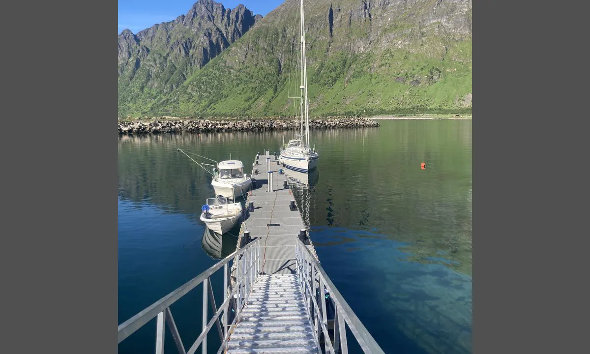 Ersfjord havn: {"base": "no", "no": "Gjestebrygge (7m) ytterst p\u00e5 begge sider.", "se": "G\u00e4stbrygga (7m) ytterst p\u00e5 b\u00e5da sidor.", "en": "Guest pier (7m) at the outermost ends on both sides.", "da": "G\u00e6stebro (7m) yderst p\u00e5 begge sider."}