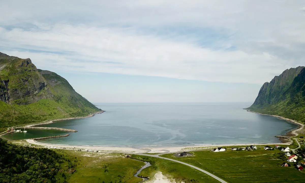 {"base": "no", "no": "Ersfjord.", "se": "Ersfjorden", "en": "Ersfjord.", "da": "Ersfjord."}