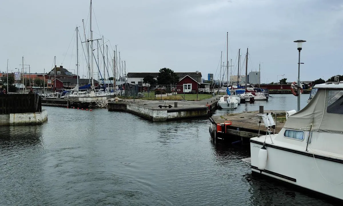 Rønne Lystbådehavn Nørrekås: {"base": "en", "no": "Inngang til de sm\u00e5 bassengene med mindre svell.", "se": "Inloppet till de sm\u00e5 bass\u00e4ngerna med mindre svall.", "en": "Entrance to the small basins with less swell.", "da": "Indgang til de sm\u00e5 bassiner med mindre d\u00f8nninger."}