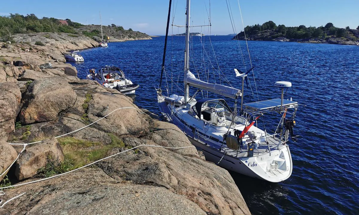 {"base": "no", "no": "Longside fort\u00f8ying p\u00e5 Roppestadholmen.", "se": "L\u00e5ngsides f\u00f6rt\u00f6jning vid Roppestadholmen.", "en": "Alongside mooring at Roppestadholmen.", "da": "Langside fort\u00f8jning p\u00e5 Roppestadholmen."}