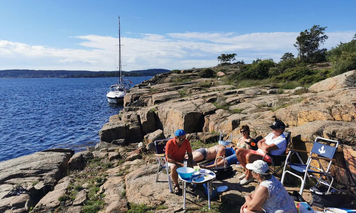 {"base": "no", "no": "P\u00e5 Roppestadholmen er det godt med plass p\u00e5 svabergene p\u00e5 land.", "se": "P\u00e5 Roppestadholmen finns det gott om plats p\u00e5 klipporna p\u00e5 land.", "en": "At Roppestadholmen, there is ample space on the rocks onshore.", "da": "P\u00e5 Roppestadholmen er der godt med plads p\u00e5 klippefladerne p\u00e5 land."}