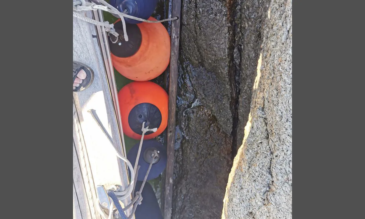 Roppestadholmen NW: {"base": "no", "no": "Longside fort\u00f8ying med solid fendring med land.", "se": "L\u00e5ngsides f\u00f6rt\u00f6jning med solid fendring mot land.", "en": "Alongside mooring with solid fendering towards land.", "da": "Langside fort\u00f8jning med solid fendering med land."}