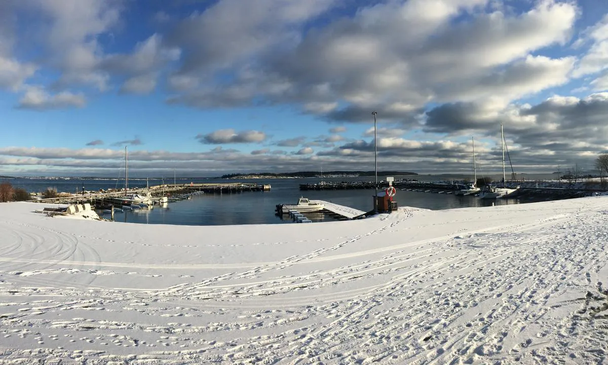 Rørestrand båthavn: {"base": "no", "no": "Bildet er tatt f\u00f8r utbygging.", "se": "Bilden \u00e4r tagen f\u00f6re utbyggnaden.", "en": "The picture was taken before development.", "da": "Billedet er taget f\u00f8r udbygning."}