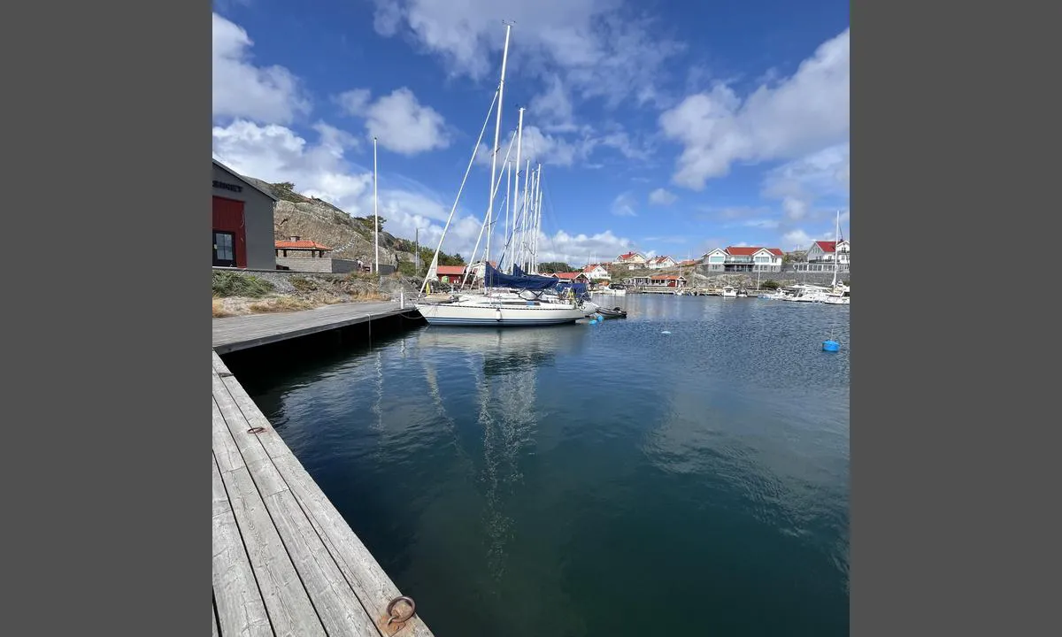 Rörö: {"base": "se", "no": "Gjestplasser n\u00e6rmest WC/Dusj og grillplassen", "se": "G\u00e4stplatserna n\u00e4rmast WC/Dusch och grillplatsen", "en": "Guest berths nearest to WC/Shower and the barbecue area", "da": "G\u00e6stepladserne n\u00e6rmest WC/Bruser og grillpladsen", "fr": "Les places pour visiteurs les plus proches des WC/douches et de l\u2019aire de barbecue", "de": "Gastliegepl\u00e4tze in der N\u00e4he von WC/Dusche und Grillplatz", "es": "Los lugares para invitados m\u00e1s cercanos al WC/Ducha y la zona de barbacoa", "it": "Posti per ospiti pi\u00f9 vicini a WC/Doccia e all'area barbecue", "pt": "Os lugares para convidados est\u00e3o mais pr\u00f3ximos do WC/duchas e da \u00e1rea de churrasco", "nl": "Gastenplaatsen dichtstbij WC/Douche en de barbecueplaats", "pl": "Miejsca dla go\u015bci najbli\u017cej WC/prysznica i miejsca do grillowania", "uk": "\u0413\u043e\u0441\u0442\u044c\u043e\u0432\u0456 \u043c\u0456\u0441\u0446\u044f \u0431\u0456\u043b\u044f WC/\u0414\u0443\u0448\u0443 \u0442\u0430 \u043c\u0456\u0441\u0446\u044f \u0434\u043b\u044f \u0433\u0440\u0438\u043b\u044e", "ro": "Locurile pentru oaspe\u021bi cele mai apropiate de WC/Du\u0219 \u0219i zona de gr\u0103tar", "tr": "WC/Du\u015f ve mangal alan\u0131n\u0131n yan\u0131ndaki misafir yerleri", "el": "\u039f\u03b9 \u03b8\u03ad\u03c3\u03b5\u03b9\u03c2 \u03b5\u03c0\u03b9\u03c3\u03ba\u03b5\u03c0\u03c4\u03ce\u03bd \u03c0\u03bb\u03b7\u03c3\u03b9\u03ad\u03c3\u03c4\u03b5\u03c1\u03b1 \u03c3\u03c4\u03b7\u03bd \u03c4\u03bf\u03c5\u03b1\u03bb\u03ad\u03c4\u03b1/\u03bd\u03c4\u03bf\u03c5\u03c2 \u03ba\u03b1\u03b9 \u03c4\u03bf\u03bd \u03c7\u03ce\u03c1\u03bf \u03c8\u03b7\u03c3\u03af\u03bc\u03b1\u03c4\u03bf\u03c2", "cs": "Hostuj\u00edc\u00ed m\u00edsta nejbl\u00ed\u017ee k WC/spr\u0161e a grilovac\u00edmu m\u00edstu", "hu": "Vend\u00e9ghelyek a WC/Zuhany \u00e9s a grills\u00fct\u0151 k\u00f6zel\u00e9ben", "fi": "Vieraspaikat l\u00e4himp\u00e4n\u00e4 WC/Suihku ja grillipaikkaa", "bg": "\u041c\u0435\u0441\u0442\u0430\u0442\u0430 \u0437\u0430 \u0433\u043e\u0441\u0442\u0438 \u043d\u0430\u0439-\u0431\u043b\u0438\u0437\u043e \u0434\u043e WC/\u0434\u0443\u0448 \u0438 \u0437\u043e\u043d\u0430\u0442\u0430 \u0437\u0430 \u0431\u0430\u0440\u0431\u0435\u043a\u044e", "sr": "Gostuju\u0107a mesta najbli\u017ea WC/Du\u0161ama i prostoru za ro\u0161tilj", "et": "K\u00fclaliste kohad l\u00e4him WC/du\u0161i ja grillikohani", "lv": "Viesu vietas vistuv\u0101k WC/du\u0161ai un grila vietai", "lt": "Sve\u010di\u0173 vietos arti tualeto/du\u0161o ir kepsnin\u0117s vietos"}