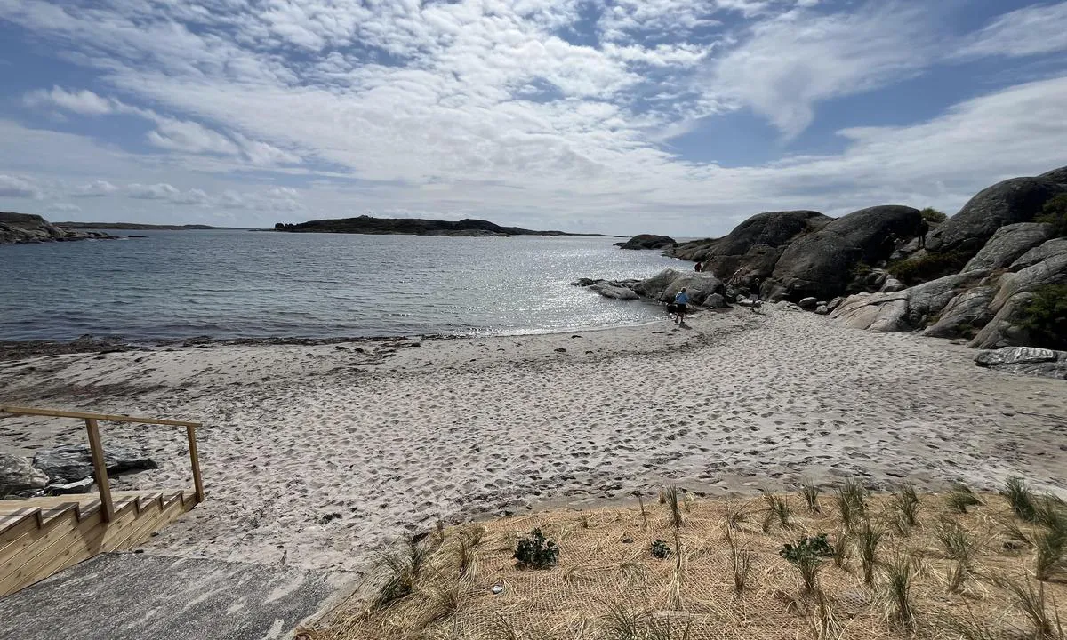 Rörö: {"base": "se", "no": "Liten fin sandstrand rett ved gjestebryggen", "se": "Liten fin sandstrand precis vid g\u00e4stbryggan", "en": "Small fine sandy beach right by the guest pier", "da": "Lille fin sandstrand lige ved g\u00e6stebroen", "fr": "Petite belle plage de sable juste \u00e0 c\u00f4t\u00e9 du ponton pour visiteurs", "de": "Kleiner sch\u00f6ner Sandstrand direkt am G\u00e4stesteg", "es": "Peque\u00f1a y bonita playa de arena justo al lado del muelle para visitantes", "it": "Piccola e bella spiaggia di sabbia proprio presso il pontile per gli ospiti", "pt": "Pequena e bonita praia de areia junto ao cais de visitantes", "nl": "Klein mooi zandstrand direct bij de gastepier", "pl": "Ma\u0142a \u0142adna piaszczysta pla\u017ca tu\u017c przy kei dla go\u015bci", "uk": "\u041c\u0430\u043b\u0435\u043d\u044c\u043a\u0438\u0439 \u0433\u0430\u0440\u043d\u0438\u0439 \u043f\u0456\u0449\u0430\u043d\u0438\u0439 \u043f\u043b\u044f\u0436 \u043f\u0440\u044f\u043c\u043e \u0431\u0456\u043b\u044f \u0433\u043e\u0441\u0442\u044c\u043e\u0432\u043e\u0433\u043e \u043f\u0440\u0438\u0447\u0430\u043b\u0443", "ro": "Plaj\u0103 mic\u0103 \u0219i frumoas\u0103 cu nisip chiar l\u00e2ng\u0103 pontonul pentru oaspe\u021bi", "tr": "Konuk iskelesinin hemen yan\u0131nda k\u00fc\u00e7\u00fck g\u00fczel bir kum plaj\u0131", "el": "\u039c\u03b9\u03ba\u03c1\u03ae \u03cc\u03bc\u03bf\u03c1\u03c6\u03b7 \u03b1\u03bc\u03bc\u03ce\u03b4\u03b7\u03c2 \u03c0\u03b1\u03c1\u03b1\u03bb\u03af\u03b1 \u03b1\u03ba\u03c1\u03b9\u03b2\u03ce\u03c2 \u03b4\u03af\u03c0\u03bb\u03b1 \u03c3\u03c4\u03b7\u03bd \u03b1\u03c0\u03bf\u03b2\u03ac\u03b8\u03c1\u03b1 \u03c4\u03c9\u03bd \u03b5\u03c0\u03b9\u03c3\u03ba\u03b5\u03c0\u03c4\u03ce\u03bd", "cs": "Mal\u00e1 p\u011bkn\u00e1 p\u00edse\u010dn\u00e1 pl\u00e1\u017e p\u0159\u00edmo u p\u0159\u00edstavn\u00edho mola pro hosty", "hu": "Kis sz\u00e9p homokos strand k\u00f6zvetlen\u00fcl a vend\u00e9gm\u00f3l\u00f3n\u00e1l", "fi": "Pieni hieno hiekkaranta aivan vierasvenelaiturin vieress\u00e4", "bg": "\u041c\u0430\u043b\u044a\u043a \u0444\u0438\u043d \u043f\u044f\u0441\u044a\u0447\u0435\u043d \u043f\u043b\u0430\u0436 \u0442\u043e\u0447\u043d\u043e \u0434\u043e \u0433\u043e\u0441\u0442\u0443\u0432\u0430\u0449\u043e\u0442\u043e \u043f\u0440\u0438\u0441\u0442\u0430\u043d\u0438\u0449\u0435", "sr": "Mala lepa pe\u0161\u010dana pla\u017ea odmah pored gostuju\u0107eg pristani\u0161ta", "et": "V\u00e4ike ilus liivarand otse k\u00fclaliskai \u00e4\u00e4res", "lv": "Neliela, jauka smil\u0161u pludmale tie\u0161i pie viesu piest\u0101tnes", "lt": "Nedidelis gra\u017eus sm\u0117lio papl\u016bdimys prie pat sve\u010di\u0173 prieplaukos"}