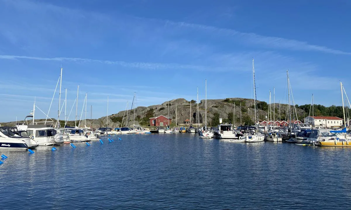 Rörö: {"base": "no", "no": "R\u00f6r\u00f6 gjestehavn. Plsssene til venstre med bl\u00e5, h\u00f8y b\u00f8ye er Dockspot.", "se": "R\u00f6r\u00f6 g\u00e4sthamn. Platserna till v\u00e4nster med bl\u00e5, h\u00f6g boj \u00e4r Dockspot.", "en": "R\u00f6r\u00f6 guest harbor. The spots to the left with a blue, high buoy are Dockspot.", "da": "R\u00f6r\u00f6 g\u00e6stehavn. Pladserne til venstre med bl\u00e5, h\u00f8j b\u00f8je er Dockspot."}