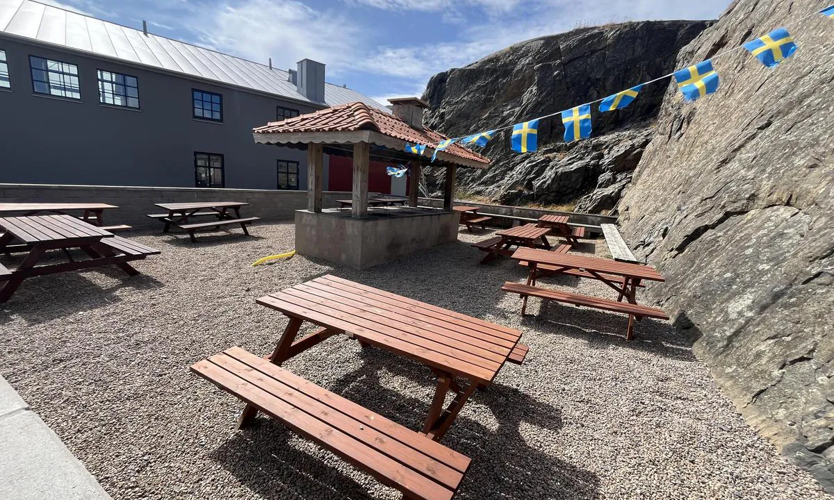 Rörö: {"base": "se", "no": "Den fine grillplassen", "se": "Den fina grillplatsen", "en": "The nice barbecue area", "da": "Den fine grillplads", "fr": "La belle aire de barbecue", "de": "Der sch\u00f6ne Grillplatz", "es": "El hermoso \u00e1rea de barbacoa", "it": "La bella area barbecue", "pt": "O belo local para churrasco", "nl": "De mooie barbecueplaats", "pl": "\u015awietne miejsce do grillowania", "uk": "\u0427\u0443\u0434\u043e\u0432\u0435 \u043c\u0456\u0441\u0446\u0435 \u0434\u043b\u044f \u0431\u0430\u0440\u0431\u0435\u043a\u044e", "ro": "Gr\u0103tarul frumos", "tr": "G\u00fczel mangal alan\u0131", "el": "\u03a4\u03bf \u03c9\u03c1\u03b1\u03af\u03bf \u03bc\u03ad\u03c1\u03bf\u03c2 \u03b3\u03b9\u03b1 \u03bc\u03c0\u03ac\u03c1\u03bc\u03c0\u03b5\u03ba\u03b9\u03bf\u03c5", "cs": "Kr\u00e1sn\u00e9 m\u00edsto na grilov\u00e1n\u00ed", "hu": "A sz\u00e9p grillez\u0151hely", "fi": "Hieno grillipaikka", "bg": "\u0425\u0443\u0431\u0430\u0432\u043e\u0442\u043e \u043c\u044f\u0441\u0442\u043e \u0437\u0430 \u0431\u0430\u0440\u0431\u0435\u043a\u044e", "sr": "Lepo mesto za ro\u0161tilj", "et": "Ilus grilliplats", "lv": "Skaist\u0101 grila vieta", "lt": "Gra\u017ei kepsnin\u0117s vieta"}