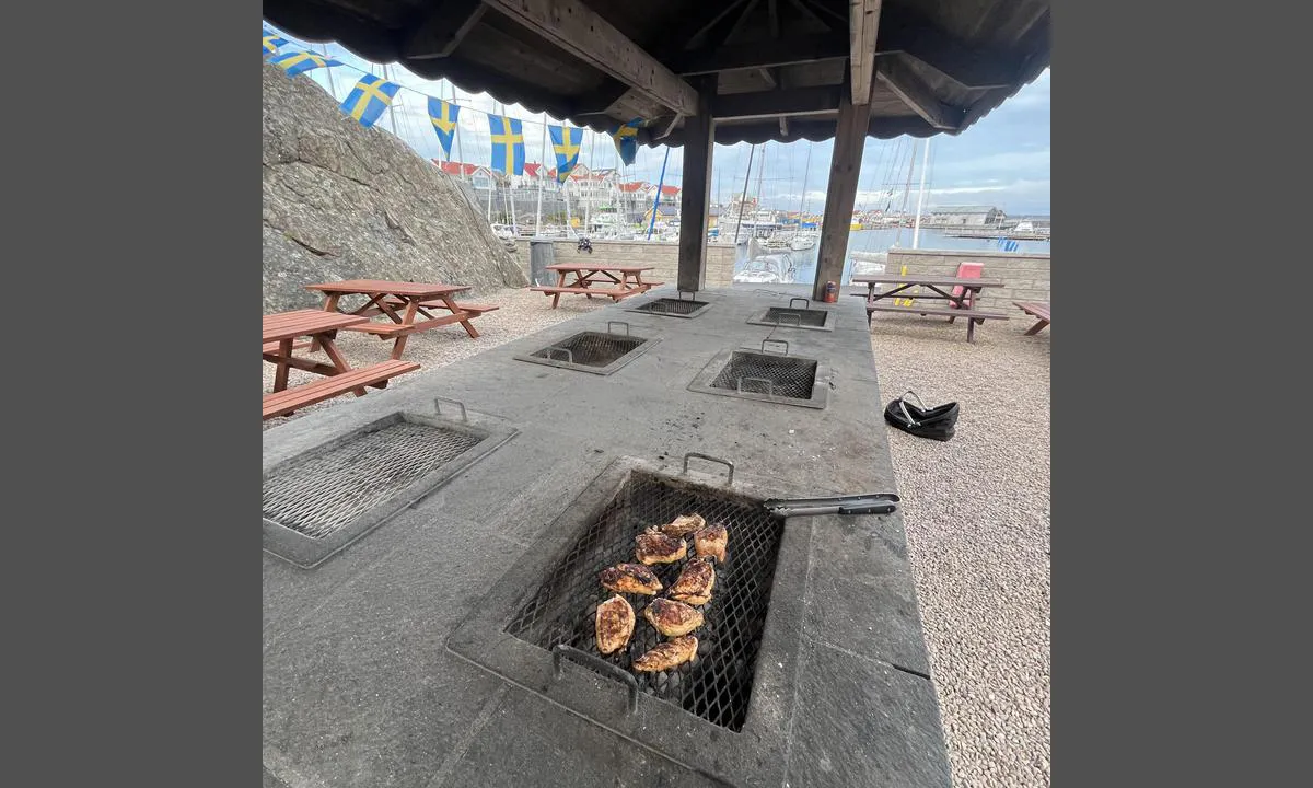 Rörö: {"base": "se", "no": "Grillplassen som har beskyttelse mot regn", "se": "Grillplatsen som har skydd mot regn", "en": "The grilling area that has shelter from the rain", "da": "Grillpladsen, som har l\u00e6 mod regn", "fr": "La zone de grillade qui est prot\u00e9g\u00e9e contre la pluie", "de": "Der Grillplatz, der vor Regen gesch\u00fctzt ist", "es": "La zona de barbacoa que est\u00e1 protegida contra la lluvia", "it": "L'area barbecue che ha una protezione contro la pioggia", "pt": "O local para grelhar que tem prote\u00e7\u00e3o contra a chuva", "nl": "De barbecueplaats die beschutting biedt tegen regen", "pl": "Miejsce do grillowania chronione przed deszczem", "uk": "\u041c\u0456\u0441\u0446\u0435 \u0434\u043b\u044f \u0431\u0430\u0440\u0431\u0435\u043a\u044e, \u044f\u043a\u0435 \u0437\u0430\u0445\u0438\u0449\u0435\u043d\u0435 \u0432\u0456\u0434 \u0434\u043e\u0449\u0443", "ro": "Locul pentru gr\u0103tar care este protejat de ploaie", "tr": "Ya\u011fmura kar\u015f\u0131 korumas\u0131 olan mangal yeri", "el": "\u039f \u03c7\u03ce\u03c1\u03bf\u03c2 \u03c8\u03b7\u03c3\u03af\u03bc\u03b1\u03c4\u03bf\u03c2 \u03c0\u03bf\u03c5 \u03ad\u03c7\u03b5\u03b9 \u03c0\u03c1\u03bf\u03c3\u03c4\u03b1\u03c3\u03af\u03b1 \u03b1\u03c0\u03cc \u03c4\u03b7 \u03b2\u03c1\u03bf\u03c7\u03ae", "cs": "Kryt\u00fd grilovac\u00ed prostor, poskytuj\u00edc\u00ed ochranu proti de\u0161ti", "hu": "Grillhely es\u0151 ellen v\u00e9dett", "fi": "Sateelta suojattu grillipaikka", "bg": "\u041c\u044f\u0441\u0442\u043e\u0442\u043e \u0437\u0430 \u0431\u0430\u0440\u0431\u0435\u043a\u044e\u0442\u043e \u0438\u043c\u0430 \u0437\u0430\u0449\u0438\u0442\u0430 \u043e\u0442 \u0434\u044a\u0436\u0434\u0430", "sr": "Mesto za ro\u0161tilj koje ima za\u0161titu od ki\u0161e", "et": "Grillikoht, millel on kaitse vihma eest", "lv": "Grila vieta, kur\u0101 ir aizsardz\u012bba pret lietu", "lt": "Kepsnin\u0117s vieta su apsauga nuo lietaus"}