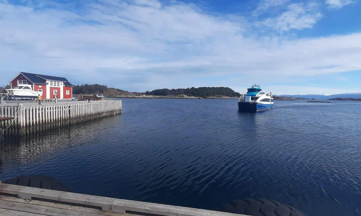Rørøya: {"base": "fr", "no": "R\u00f8r\u00f8ya er fergeterminalen", "se": "R\u00f8r\u00f8ya \u00e4r f\u00e4rjeterminalen", "en": "R\u00f8r\u00f8ya is the ferry terminal", "da": "R\u00f8r\u00f8ya er f\u00e6rgeterminalen", "fr": "R\u00f8r\u00f8ya est le terminal des ferries", "de": "R\u00f8r\u00f8ya ist der F\u00e4hrterminal", "es": "R\u00f8r\u00f8ya es la terminal de los transbordadores", "it": "R\u00f8r\u00f8ya \u00e8 il terminal dei traghetti", "pt": "R\u00f8r\u00f8ya \u00e9 o terminal de ferries", "nl": "R\u00f8r\u00f8ya is de ferryterminal", "pl": "R\u00f8r\u00f8ya jest terminalem promowym", "uk": "R\u00f8r\u00f8ya \u0454 \u0442\u0435\u0440\u043c\u0456\u043d\u0430\u043b\u043e\u043c \u0434\u043b\u044f \u043f\u043e\u0440\u043e\u043c\u0456\u0432", "ro": "R\u00f8r\u00f8ya este terminalul pentru feriboturi", "tr": "R\u00f8r\u00f8ya, feribot terminalidir", "el": "\u03a4\u03bf \u03a1\u03cc\u03c1\u03bf\u03b3\u03b9\u03b1 \u03b5\u03af\u03bd\u03b1\u03b9 \u03bf \u03c4\u03b5\u03c1\u03bc\u03b1\u03c4\u03b9\u03ba\u03cc\u03c2 \u03c3\u03c4\u03b1\u03b8\u03bc\u03cc\u03c2 \u03c4\u03c9\u03bd \u03c6\u03ad\u03c1\u03c1\u03c5", "cs": "R\u00f8r\u00f8ya je termin\u00e1l trajekt\u016f", "hu": "R\u00f8r\u00f8ya a kompkik\u00f6t\u0151", "fi": "R\u00f8r\u00f8ya on lauttaterminaali", "bg": "\u0420\u044c\u043e\u0440\u044c\u043e\u044f \u0435 \u0442\u0435\u0440\u043c\u0438\u043d\u0430\u043b\u044a\u0442 \u0437\u0430 \u0444\u0435\u0440\u0438\u0431\u043e\u0442\u0438", "sr": "R\u00f8r\u00f8ya je trajektni terminal", "et": "R\u00f8r\u00f8ya on parvlaevaterminal", "lv": "R\u00f8r\u00f8ya ir pr\u0101mju termin\u0101lis", "lt": "R\u00f8r\u00f8ya yra kelt\u0173 terminalas"}