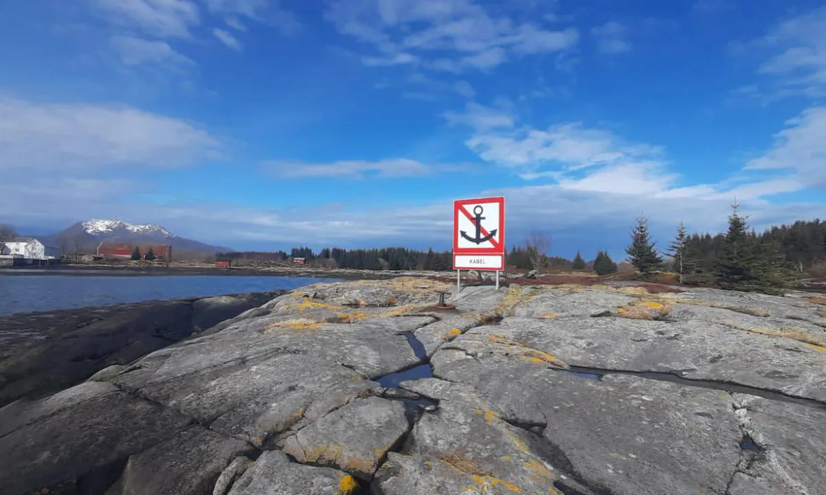 Rørøya: {"base": "fr", "no": "En undersj\u00f8isk kabel krysser ankringsomr\u00e5det p\u00e5 midten, noe som gj\u00f8r det vanskelig \u00e5 finne plass til \u00e5 ankre.", "se": "En undervattenskabel g\u00e5r genom mitten av ankarets omr\u00e5de, vilket g\u00f6r det sv\u00e5rt att hitta plats f\u00f6r att ankra.", "en": "A submarine cable crosses the anchorage area in the middle, making it difficult to find space to anchor.", "da": "Et unders\u00f8isk kabel krydser ankeromr\u00e5det midt i det, hvilket g\u00f8r det vanskeligt at finde plads til at ankre.", "fr": "Un c\u00e2ble sous-marin traverse la zone de mouillage en son milieu, ce qui laisse difficilement de la place pour mouiller.", "de": "Ein Unterseekabel verl\u00e4uft in der Mitte des Ankerplatzes, wodurch es schwierig ist, ausreichend Platz zum Ankern zu finden.", "es": "Un cable submarino atraviesa la zona de fondeo en su parte central, lo que deja dif\u00edcil espacio para fondear.", "it": "Un cavo sottomarino attraversa la zona di ancoraggio al centro, il che rende difficile trovare spazio per ancorare.", "pt": "Um cabo submarino atravessa a zona de fundeio pelo meio, o que dificulta encontrar espa\u00e7o para ancorar.", "nl": "Een onderzeekabel loopt door het midden van het ankergebied, waardoor er nauwelijks ruimte is om te ankeren.", "pl": "Podwodny kabel przecina stref\u0119 kotwiczenia po\u015brodku, co sprawia, \u017ce trudno jest znale\u017a\u0107 miejsce do zakotwiczenia.", "uk": "\u041f\u0456\u0434\u0432\u043e\u0434\u043d\u0438\u0439 \u043a\u0430\u0431\u0435\u043b\u044c \u043f\u0435\u0440\u0435\u0442\u0438\u043d\u0430\u0454 \u0437\u043e\u043d\u0443 \u044f\u043a\u0456\u0440\u043d\u043e\u0457 \u0441\u0442\u043e\u044f\u043d\u043a\u0438 \u043f\u043e\u0441\u0435\u0440\u0435\u0434\u0438\u043d\u0456, \u0449\u043e \u0443\u0441\u043a\u043b\u0430\u0434\u043d\u044e\u0454 \u0437\u043d\u0430\u0439\u0442\u0438 \u043c\u0456\u0441\u0446\u0435 \u0434\u043b\u044f \u0441\u0442\u043e\u044f\u043d\u043a\u0438 \u043d\u0430 \u044f\u043a\u043e\u0440\u0456.", "ro": "Un cablu submarin traverseaz\u0103 mijlocul zonei de ancorare, ceea ce face dificil\u0103 g\u0103sirea unui loc pentru ancorare.", "tr": "Denizin ortas\u0131ndan bir denizalt\u0131 kablosu ge\u00e7mektedir, bu da demirlemek i\u00e7in pek yer b\u0131rakmamaktad\u0131r.", "el": "\u0388\u03bd\u03b1 \u03c5\u03c0\u03bf\u03b2\u03c1\u03cd\u03c7\u03b9\u03bf \u03ba\u03b1\u03bb\u03ce\u03b4\u03b9\u03bf \u03b4\u03b9\u03b1\u03c3\u03c7\u03af\u03b6\u03b5\u03b9 \u03c4\u03b7 \u03b6\u03ce\u03bd\u03b7 \u03b1\u03b3\u03ba\u03c5\u03c1\u03bf\u03b2\u03cc\u03bb\u03b7\u03c3\u03b7\u03c2 \u03c3\u03c4\u03bf \u03bc\u03ad\u03c3\u03bf \u03c4\u03b7\u03c2, \u03ba\u03b1\u03b8\u03b9\u03c3\u03c4\u03ce\u03bd\u03c4\u03b1\u03c2 \u03b4\u03cd\u03c3\u03ba\u03bf\u03bb\u03b7 \u03c4\u03b7\u03bd \u03b5\u03cd\u03c1\u03b5\u03c3\u03b7 \u03c7\u03ce\u03c1\u03bf\u03c5 \u03b3\u03b9\u03b1 \u03ac\u03b3\u03ba\u03c5\u03c1\u03b1.", "cs": "Podmo\u0159sk\u00fd kabel prot\u00edn\u00e1 kotvi\u0161t\u011b uprost\u0159ed, co\u017e zt\u011b\u017euje nalezen\u00ed m\u00edsta pro kotven\u00ed.", "hu": "Egy tengeri k\u00e1bel keresztezi a horgonyz\u00f3helyet k\u00f6z\u00e9pen, ami megnehez\u00edti a horgonyz\u00e1st.", "fi": "Sukelluskaapeli kulkee ankkurointivy\u00f6hykkeen keskelt\u00e4, mik\u00e4 j\u00e4tt\u00e4\u00e4 v\u00e4h\u00e4n tilaa ankkuroitua.", "bg": "\u041f\u043e\u0434\u0432\u043e\u0434\u0435\u043d \u043a\u0430\u0431\u0435\u043b \u043f\u0440\u0435\u0441\u0438\u0447\u0430 \u0437\u043e\u043d\u0430\u0442\u0430 \u0437\u0430 \u043a\u043e\u0442\u0432\u0435\u043d\u0435 \u0432 \u0441\u0440\u0435\u0434\u0430\u0442\u0430 \u0439, \u043a\u043e\u0435\u0442\u043e \u043e\u0441\u0442\u0430\u0432\u044f \u043c\u0430\u043b\u043a\u043e \u043c\u044f\u0441\u0442\u043e \u0437\u0430 \u043f\u0443\u0441\u043a\u0430\u043d\u0435 \u043d\u0430 \u043a\u043e\u0442\u0432\u0430.", "sr": "Podmorski kabel prolazi kroz sredinu zone za sidrenje, \u0161to ote\u017eava nala\u017eenje mesta za sidrenje.", "et": "Veealune kaabel l\u00e4bib ankrualat keskel, mis j\u00e4tab vaevalt ruumi ankurdumiseks.", "lv": "Zem\u016bdens kabelis \u0161\u0137\u0113rso enkuro\u0161anas zonu t\u0101s vid\u016b, kas apgr\u016btina vietu enkuro\u0161anai.", "lt": "Po teritorija eina povandeninis kabelis, kuris labai riboja laisv\u0105 viet\u0105 inkaravimui."}