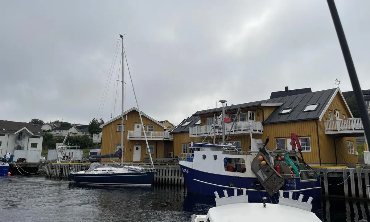 Rørvik Rorbuer: {"base": "no", "no": "R\u00f8rvik Rorbuer inne i Fiskerihamna i R\u00f8rvik.", "se": "R\u00f6rvik Rorbuer inne i Fiskerihamnen i R\u00f6rvik.", "en": "R\u00f8rvik Rorbuer inside the Fishing Harbour in R\u00f8rvik.", "da": "R\u00f8rvik Rorbuer inde i Fiskerihavnen i R\u00f8rvik."}