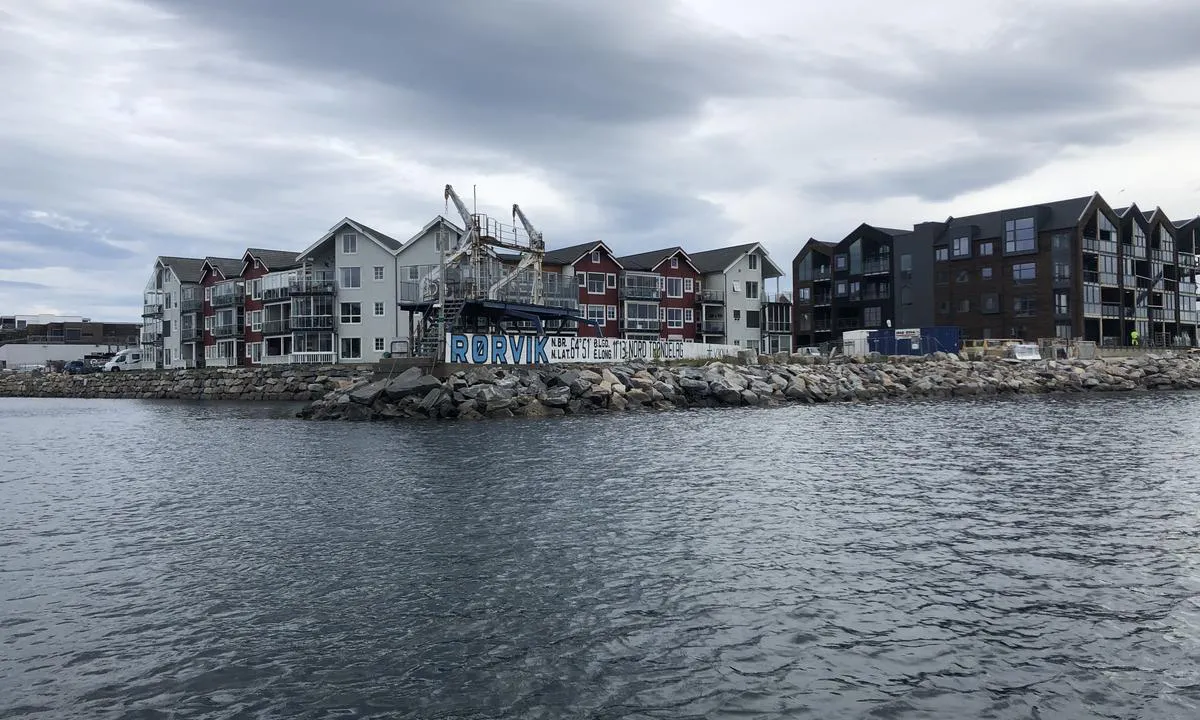 Rørvik Småbåthavn: {"base": "no", "no": "Innseilingen til R\u00f8rvik havn. Gjestehavna er inn til venstre n\u00e5r du kommer inn i havna", "se": "Inseglingen till R\u00f6rvik hamn. G\u00e4sthamnen \u00e4r in till v\u00e4nster n\u00e4r du kommer in i hamnen.", "en": "The entrance to R\u00f8rvik harbor. The guest harbor is to the left when you enter the harbor.", "da": "Indsejlingen til R\u00f8rvik havn. G\u00e6stehavnen er ind til venstre, n\u00e5r du kommer ind i havnen"}