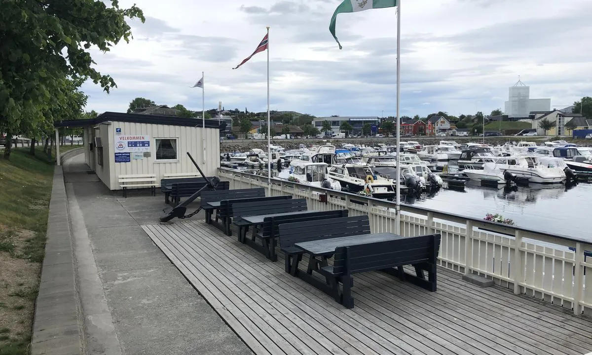Rørvik Småbåthavn: {"base": "no", "no": "Klubb og servicehus til venstre i bildet", "se": "Klubb- och servicehus till v\u00e4nster i bilden", "en": "Club and service house on the left in the picture", "da": "Klub- og servicehus til venstre i billedet"}