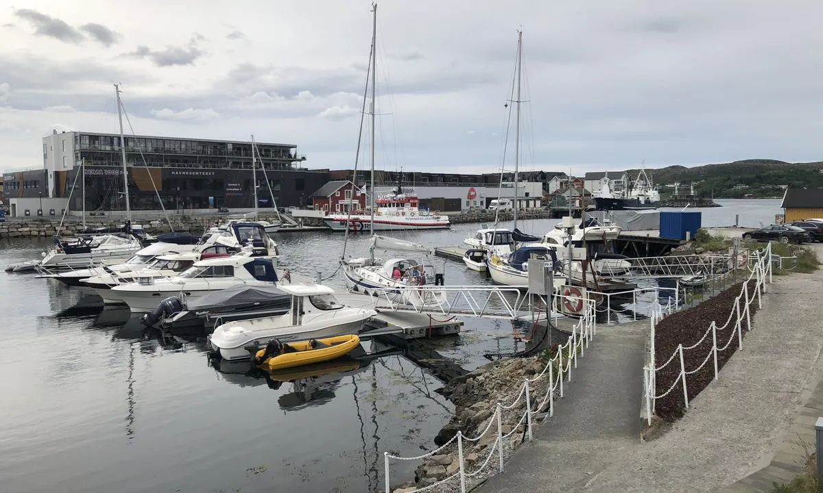 Det er longside fortøying og båser på fytebryggene i Rørvik