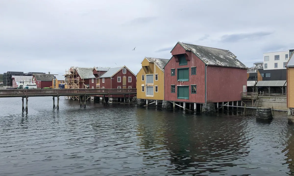 I Rørvik er det et lite sund med gamle brygger, men disse ligger litt unna den nåværende havna (hvor også gjestehavna ligger)