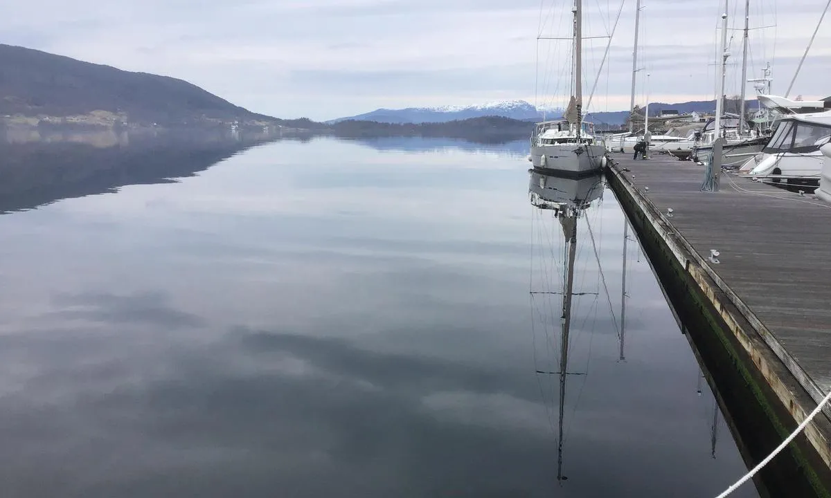 Flott havn i Rosendal. Sikringene på land må fikses, fikk det til etter litt opp og ned med sikringene. 
En fin sykkeltur til Baroniet som egentlig var skuffende dårlig opplyst om historie og bygg.