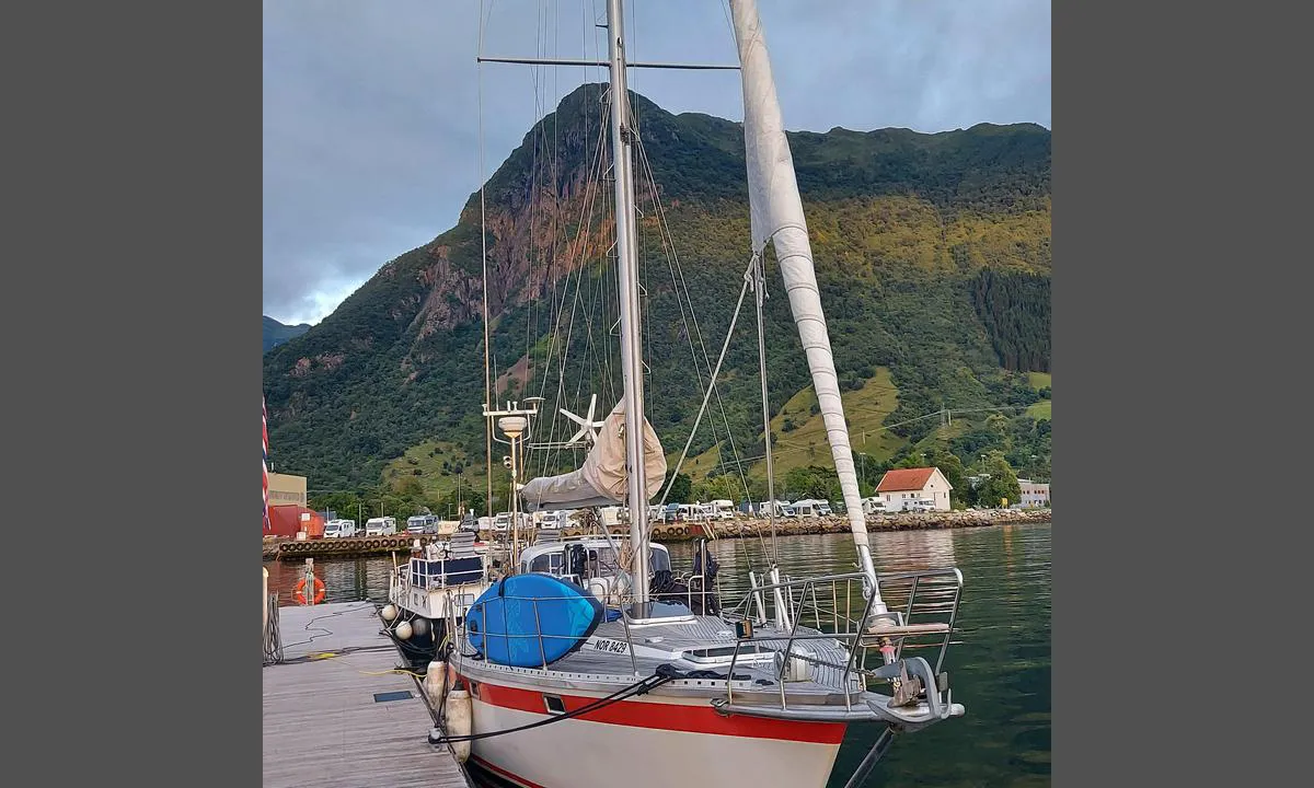 Rosendal Hamn: {"base": "no", "no": "Flotte topper like i n\u00e6rheten, her er Malmangernuten i bak-frunnen, og bobil-campen p\u00e5 andre siden av sentrum.", "se": "Fantastiska toppar lika i n\u00e4rheten, h\u00e4r \u00e4r Malmangernuten i bakgrunden, och husbils-campingen p\u00e5 andra sidan av centrum.", "en": "Great peaks nearby, here is Malmangernuten in the background, and the motorhome camp on the other side of the center.", "da": "Flotte toppe lige i n\u00e6rheden, her er Malmangernuten i baggrunden, og autocamperpladsen p\u00e5 den anden side af centrum."}