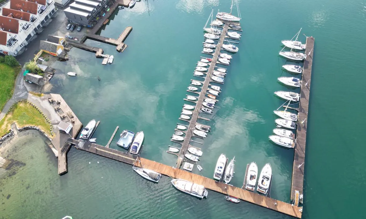 Rosendal Hamn: {"base": "no", "no": "Hele ytterside og innside lengst ut er gjesteplasser", "se": "Hela utsidan och insidan l\u00e4ngst ut \u00e4r g\u00e4stplatser", "en": "The entire outer side and the innermost part are guest berths.", "da": "Hele yderside og inderside l\u00e6ngst ude er g\u00e6stepladser"}