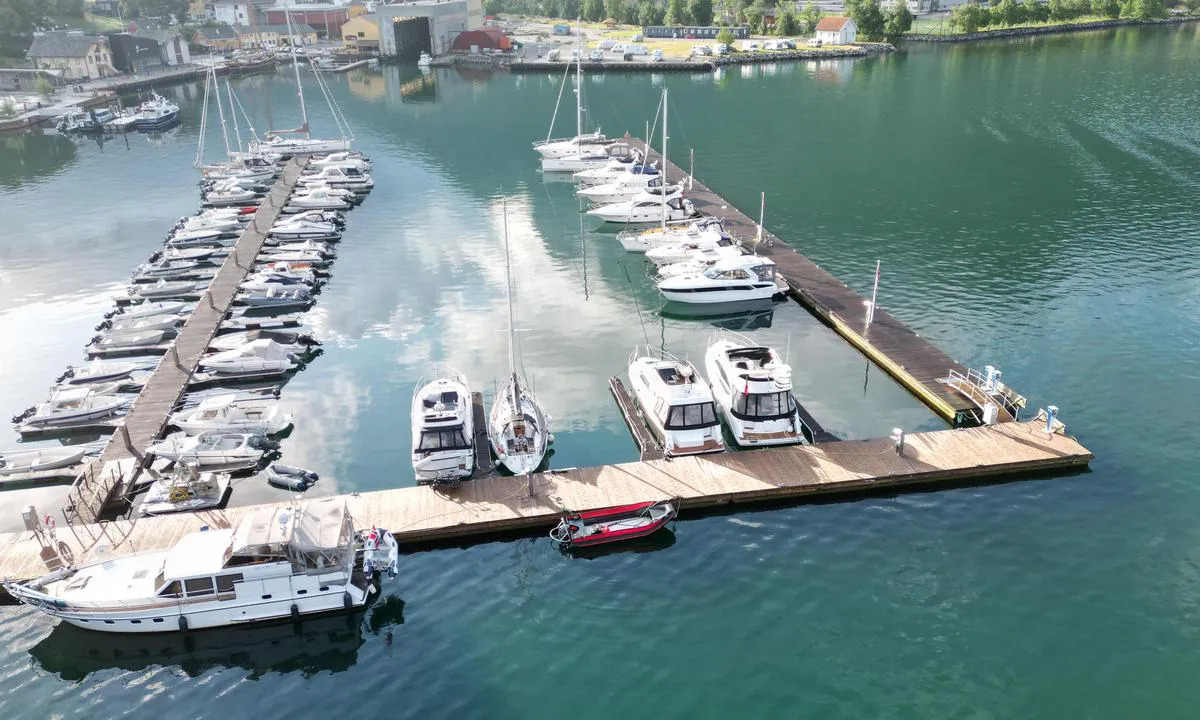 Rosendal Hamn: {"base": "no", "no": "Flere ladestasjoner for b\u00e5t p\u00e5 kaien", "se": "Flera laddstationer f\u00f6r b\u00e5t p\u00e5 kajen", "en": "Several charging stations for boats at the quay", "da": "Flere ladestationer til b\u00e5d p\u00e5 kajen"}