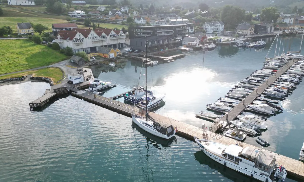 Rosendal Hamn: {"base": "no", "no": "Servicebygg med dusj og vaskemaskin i kjelleren p\u00e5 det hvite bygget", "se": "Servicebygg med dusch och tv\u00e4ttmaskin i k\u00e4llaren i den vita byggnaden", "en": "Service building with shower and washing machine in the basement of the white building", "da": "Servicebygning med bruser og vaskemaskine i k\u00e6lderen p\u00e5 den hvide bygning"}