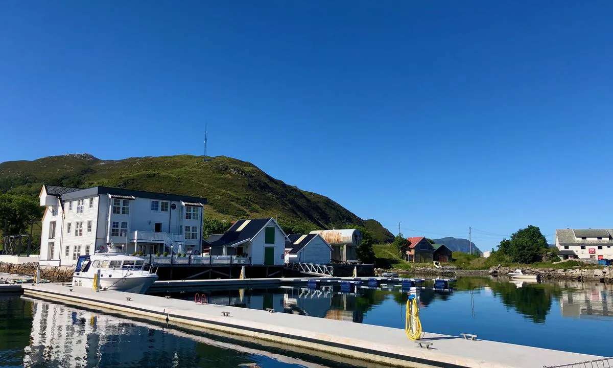 Rosenlund Marina - Sandshamn: Bryggehuset har Pub servering etter kl 18. Her vises dagens sport på tv med Tour de France og helt siker også fotball (god forbid).