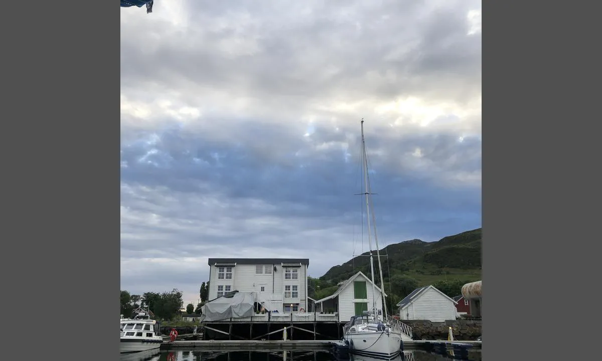 Rosenlund Marina - Sandshamn: {"base": "no", "no": "Bildet viser serveringsstedet og b\u00e5ser i indre havneomr\u00e5de.", "se": "Bilden visar serveringsst\u00e4llet och b\u00e5tar i det inre hamnomr\u00e5det.", "en": "The picture shows the eatery and berths in the inner harbor area.", "da": "Billedet viser serveringsstedet og b\u00e5se i det indre havneomr\u00e5de."}