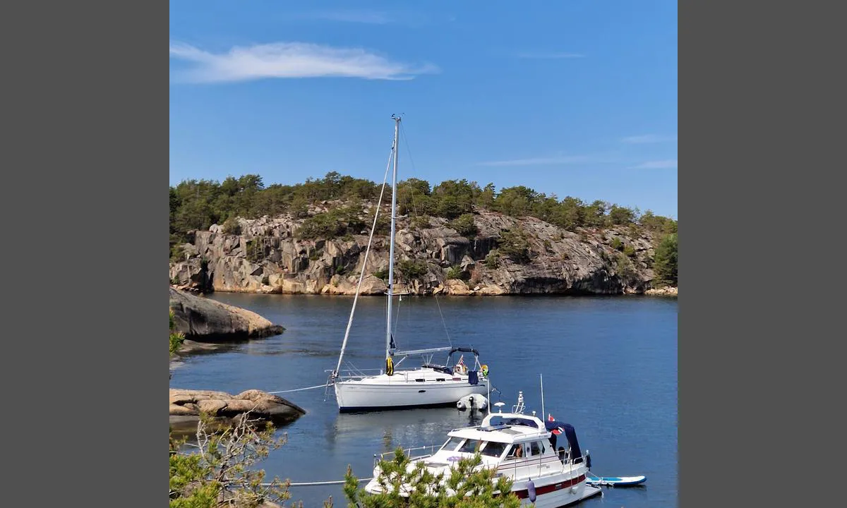 Røsholmen: {"base": "no", "no": "Ertholmen synes i bakgrunnen. Toalett et par 100m bak fotografen.", "se": "Ertholmen syns i bakgrunden. Toalett ett par 100m bakom fotografen.", "en": "Ertholmen is visible in the background. Toilet a couple of 100m behind the photographer.", "da": "Ertholmen ses i baggrunden. Toilet et par 100m bag fotografen."}