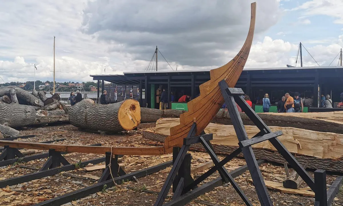 Roskilde Harbour: {"base": "de", "no": "Vikingsk museumshavn", "se": "Vikingarnas museihamn", "en": "Viking Museum Harbour", "da": "Vikinge Museumshavn", "fr": "Port mus\u00e9e des Vikings", "de": "Wikinger Museumshafen", "es": "Puerto Museo de los Vikingos", "it": "Porto Museo dei Vichinghi", "pt": "Porto Museu Viking", "nl": "Vikingers Museumshaven", "pl": "Wikinger Muzeum Portowy", "uk": "\u0412\u0456\u043a\u0456\u043d\u0433 \u041c\u0443\u0437\u0435\u0439\u043d\u0438\u0439 \u043f\u043e\u0440\u0442", "ro": "Portul Muzeului Viking", "tr": "Viking M\u00fczesi Liman\u0131", "el": "\u039b\u03b9\u03bc\u03ac\u03bd\u03b9 \u039c\u03bf\u03c5\u03c3\u03b5\u03af\u03bf\u03c5 \u0392\u03af\u03ba\u03b9\u03bd\u03b3\u03ba", "cs": "P\u0159\u00edstavn\u00ed muzeum Viking\u016f", "hu": "Vikingek M\u00fazeumi Kik\u00f6t\u0151", "fi": "Viikinkien museosatama", "bg": "\u0412\u0438\u043a\u0438\u043d\u0433 \u041c\u0443\u0437\u0435\u0435\u043d \u041f\u0440\u0438\u0441\u0442\u0430\u043d", "sr": "\u0412\u0438\u043a\u0438\u043d\u0448\u043a\u0438 \u043c\u0443\u0437\u0435\u0458\u0441\u043a\u0438 \u043f\u043e\u0440\u0442", "et": "Viikingite muuseumisadam", "lv": "Vikingu muzeja osta", "lt": "Viking\u0173 muziejaus uostas"}