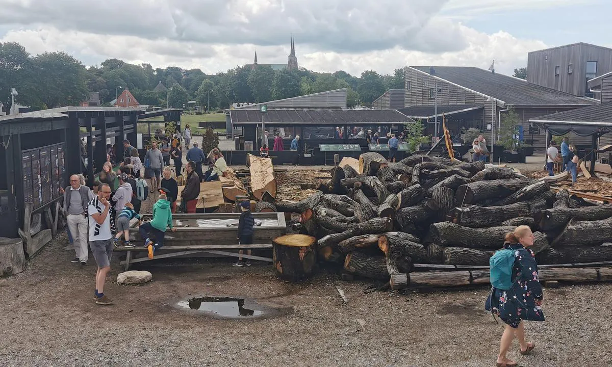Roskilde Harbour: {"base": "de", "no": "Viking Museumshavn", "se": "Vikingarnas museums hamn", "en": "Viking Museum Harbour", "da": "Vikingemuseumshavn", "fr": "Port-mus\u00e9e des Vikings", "de": "Wikinger Museumshafen", "es": "Puerto del Museo Vikingo", "it": "Porto museale vichingo", "pt": "Wikinger Porto Museu", "nl": "Vikinger Museumshaven", "pl": "Port muzealny Wiking\u00f3w", "uk": "\u041c\u0443\u0437\u0435\u0439\u043d\u0430 \u0433\u0430\u0432\u0430\u043d\u044f \u0432\u0456\u043a\u0456\u043d\u0433\u0456\u0432", "ro": "Portul Muzeu Viking", "tr": "Viking M\u00fczesi Liman\u0131", "el": "\u039b\u03b9\u03bc\u03ac\u03bd\u03b9 \u039c\u03bf\u03c5\u03c3\u03b5\u03af\u03bf\u03c5 \u0392\u03af\u03ba\u03b9\u03bd\u03b3\u03ba\u03c2", "cs": "Vikingsk\u00fd muze\u00e1ln\u00ed p\u0159\u00edstav", "hu": "Vikingek M\u00fazeumi Kik\u00f6t\u0151", "fi": "Viikinkien museosatama", "bg": "\u0412\u0438\u043a\u0438\u043d\u0433 \u041c\u0443\u0437\u0435\u0439\u043d\u043e\u0442\u043e \u041f\u0440\u0438\u0441\u0442\u0430\u043d\u0438\u0449\u0435", "sr": "\u0412\u0438\u043a\u0438\u043d\u0448\u043a\u0438 \u043c\u0443\u0437\u0435\u0458\u0441\u043a\u0438 \u043b\u0443\u043a\u0441\u0443\u0437\u043d\u0438 \u043f\u0440\u0438\u0441\u0442\u0430\u043d", "et": "Viikingite muuseumisadam", "lv": "Vikingu muzeju osta", "lt": "Viking\u0173 muziejaus uostas"}