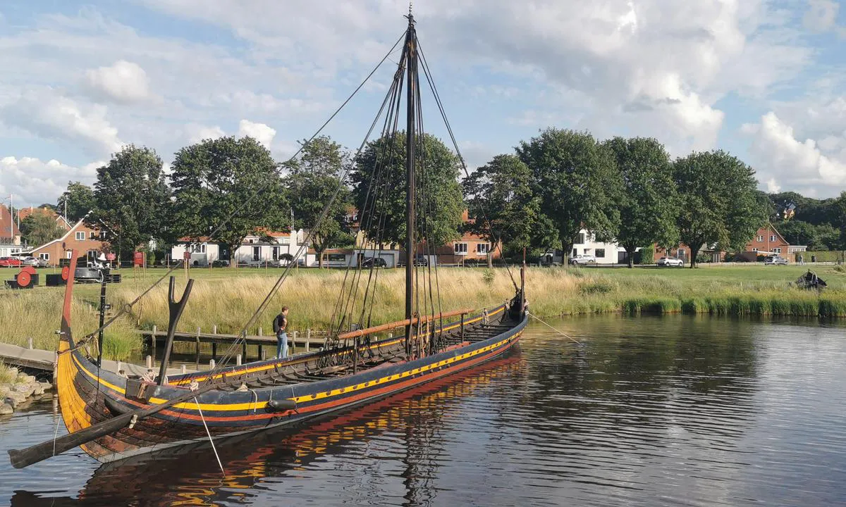 Roskilde Harbour: {"base": "de", "no": "Viking museumshavn", "se": "Vikingarnas museihamn", "en": "Viking Museum Harbor", "da": "Vikingemuseet Havn", "fr": "Port de Mus\u00e9e Viking", "de": "Wikinger Museumshafen", "es": "Puerto Museo de Vikingos", "it": "Porto Museo dei Vichinghi", "pt": "Porto do Museu Viking", "nl": "Vikingers Museumshaven", "pl": "Wikinger Museumshafen", "uk": "\u0412\u0456\u043a\u0456\u043d\u0433\u0441\u044c\u043a\u0438\u0439 \u041c\u0443\u0437\u0435\u0439\u043d\u0438\u0439 \u041f\u043e\u0440\u0442", "ro": "Portul Muzeu de Vikingi", "tr": "Viking M\u00fcze Liman\u0131", "el": "\u039b\u03b9\u03bc\u03ac\u03bd\u03b9 \u039c\u03bf\u03c5\u03c3\u03b5\u03af\u03bf\u03c5 \u0392\u03af\u03ba\u03b9\u03bd\u03b3\u03ba", "cs": "P\u0159\u00edstavn\u00ed muzeum Viking\u016f", "hu": "Viking Kik\u00f6t\u0151 M\u00fazeum", "fi": "Viikinkimuseosatama", "bg": "\u041f\u0440\u0438\u0441\u0442\u0430\u043d\u0438\u0449\u0435 \u043d\u0430 \u043c\u0443\u0437\u0435\u0439 \u043d\u0430 \u0432\u0438\u043a\u0438\u043d\u0433\u0438\u0442\u0435", "sr": "\u0412\u0438\u043a\u0438\u043d\u0448\u043a\u0438 \u043c\u0443\u0437\u0435\u0458\u0441\u043a\u0438 \u043b\u0443\u043a\u0430", "et": "Viikingite muuseumisadam", "lv": "Vikingu muzeja osta", "lt": "Viking\u0173 muziejaus uostas"}