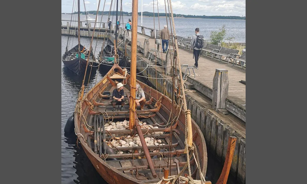 Roskilde Harbour: {"base": "de", "no": "Vikingeren Museumshavn", "se": "Vikingarnas museumshamn", "en": "Viking Museum Harbour", "da": "Vikingernes Museumshavn", "fr": "Port de Mus\u00e9e des Vikings", "de": "Wikinger Museumshafen", "es": "Porto museo vikingo", "it": "Porto Museo dei Vichinghi", "pt": "Porto-Museu dos Vikings", "nl": "Vikings Museumhaven", "pl": "Port muzealny Wiking\u00f3w", "uk": "\u0412\u0456\u043a\u0456\u043d\u0433\u0435\u0440\u0441\u044c\u043a\u0438\u0439 \u041c\u0443\u0437\u0435\u0439\u043d\u0438\u0439 \u041f\u043e\u0440\u0442", "ro": "Portul muzeului viking", "tr": "Viking Museum Liman\u0131", "el": "\u039c\u03bf\u03c5\u03c3\u03b5\u03b9\u03b1\u03ba\u03cc \u039b\u03b9\u03bc\u03ac\u03bd\u03b9 \u03c4\u03c9\u03bd \u0392\u03af\u03ba\u03b9\u03bd\u03b3\u03ba", "cs": "P\u0159\u00edstavn\u00ed muzeum Viking\u016f", "hu": "Viking M\u00fazeumi Kik\u00f6t\u0151", "fi": "Viikingit museosatama", "bg": "\u0412\u0438\u043a\u0438\u043d\u0433\u0441\u043a\u0438 \u043c\u0443\u0437\u0435\u0439\u043d\u043e \u043f\u0440\u0438\u0441\u0442\u0430\u043d\u0438\u0449\u0435", "sr": "\u0412\u0438\u043a\u0438\u043d\u0448\u043a\u0430 \u043c\u0443\u0437\u0435\u0458\u0441\u043a\u0430 \u043b\u0443\u043a\u0430", "et": "Viikingite Muuseumisadam", "lv": "V\u012bkingu muzeja osta", "lt": "Viking\u0173 Muziejaus Uostas"}